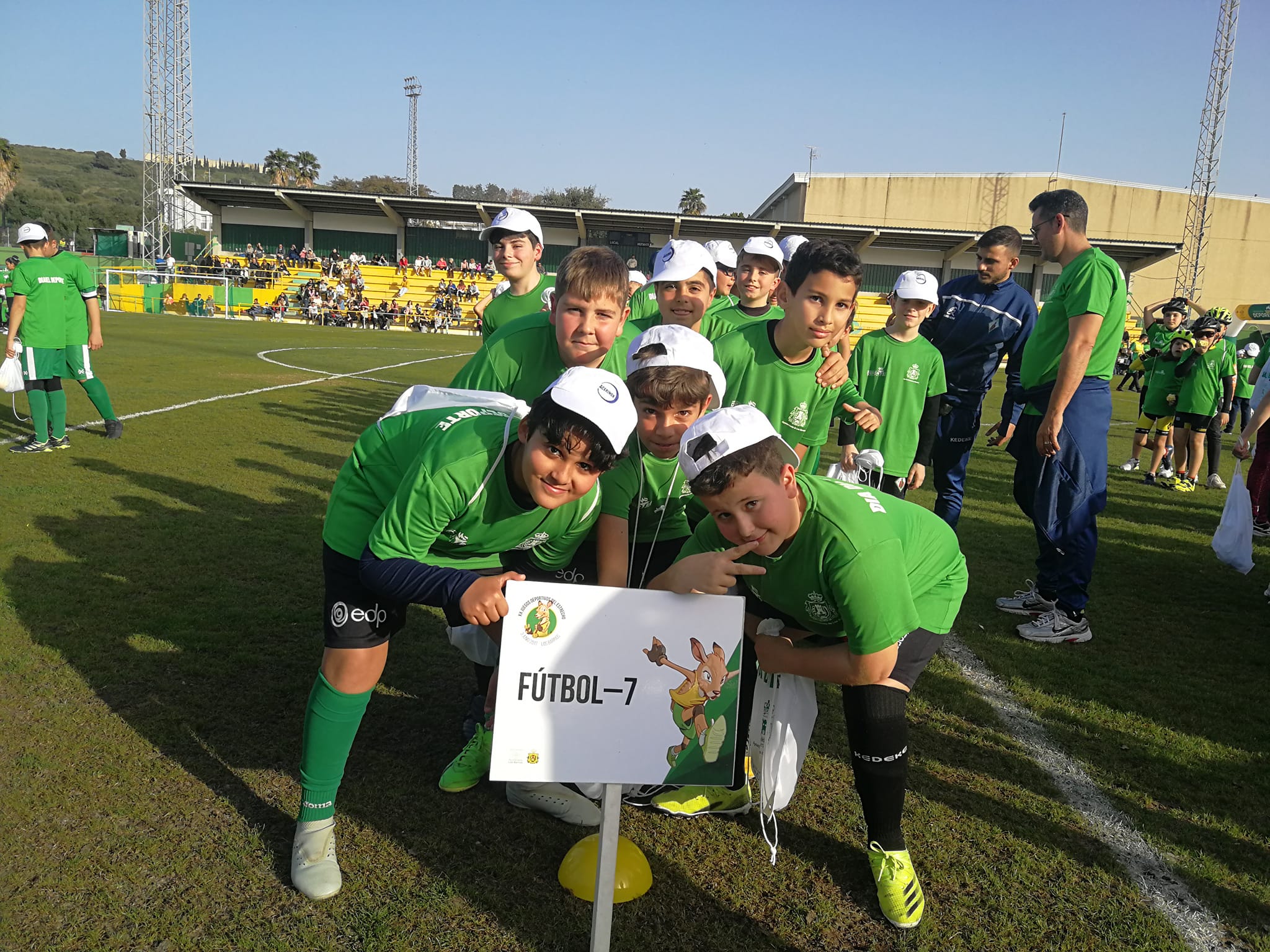 Casi un millar de niños y niñas de todas las edades se reúnen en el Complejo Deportivo de San Rafael por el Día del Deporte