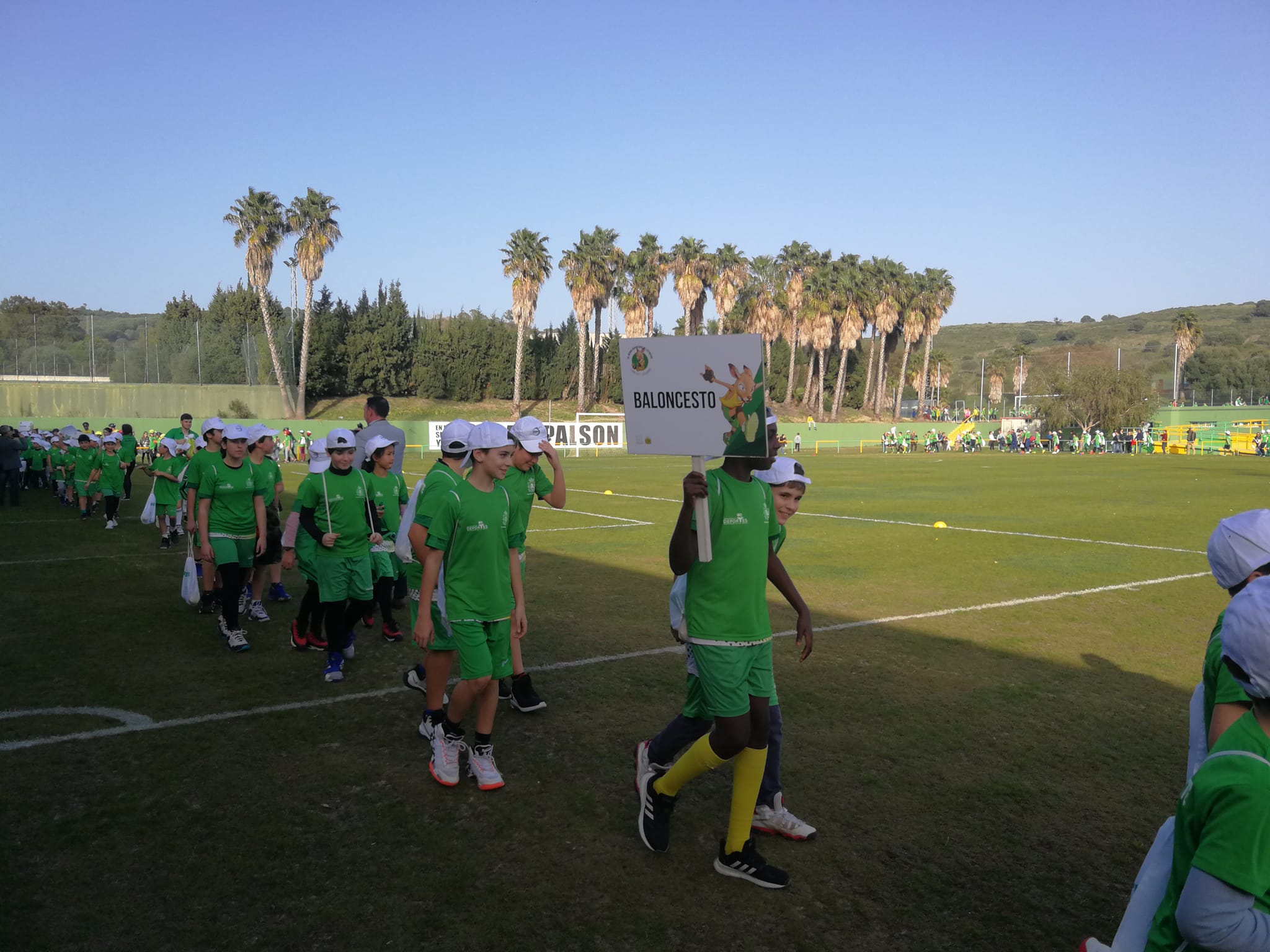 Casi un millar de niños y niñas de todas las edades se reúnen en el Complejo Deportivo de San Rafael por el Día del Deporte