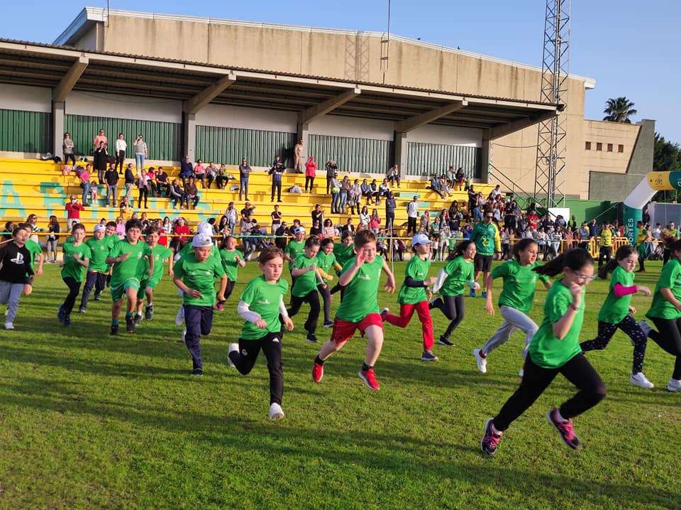 Casi un millar de niños y niñas de todas las edades se reúnen en el Complejo Deportivo de San Rafael por el Día del Deporte