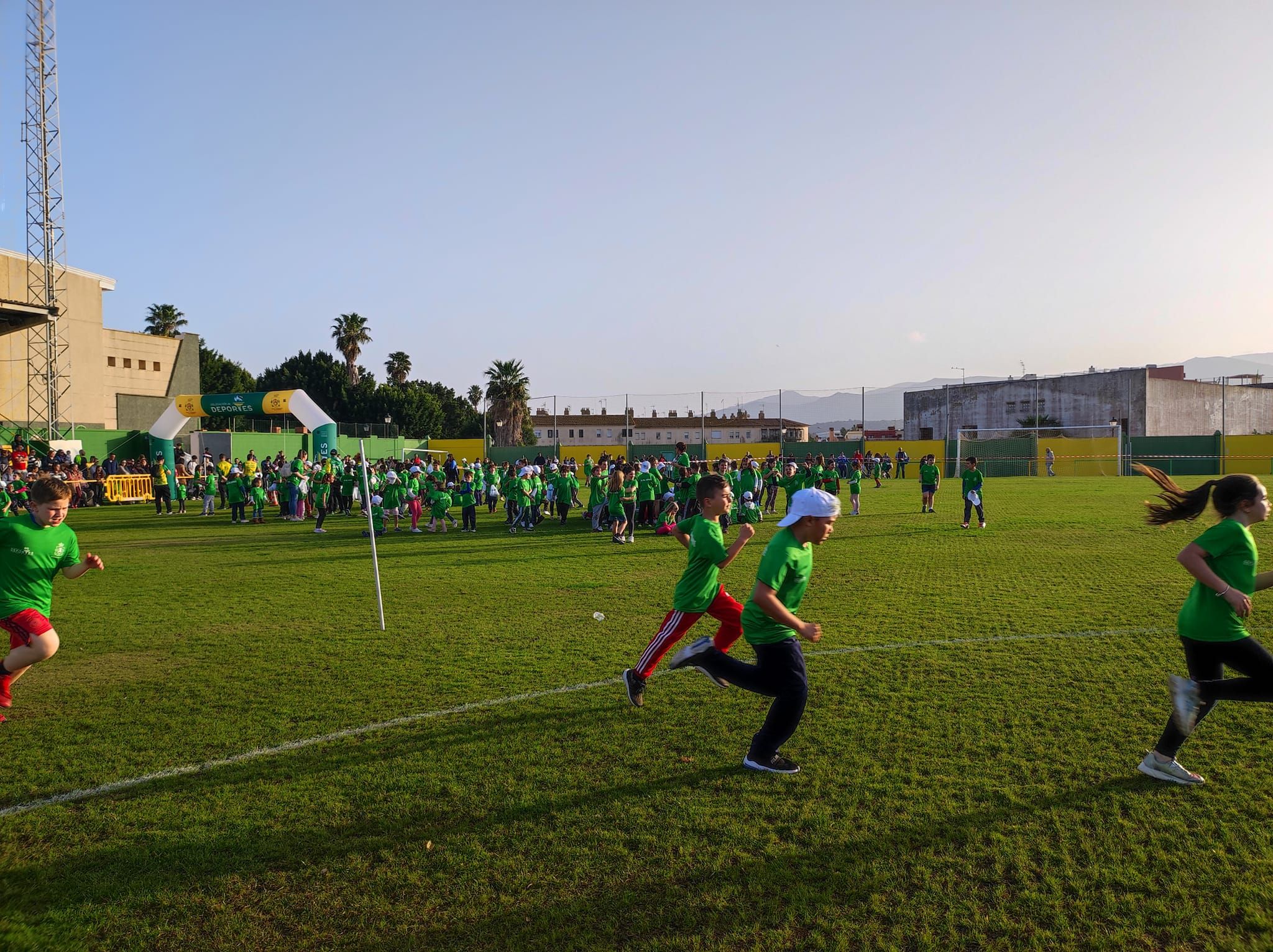 Casi un millar de niños y niñas de todas las edades se reúnen en el Complejo Deportivo de San Rafael por el Día del Deporte