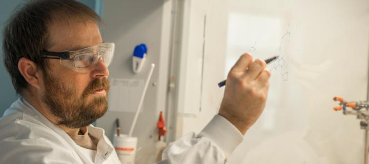 El investigador algecireño Asier Unciti-Broceta, entre las Bandera de Andalucía 2023.