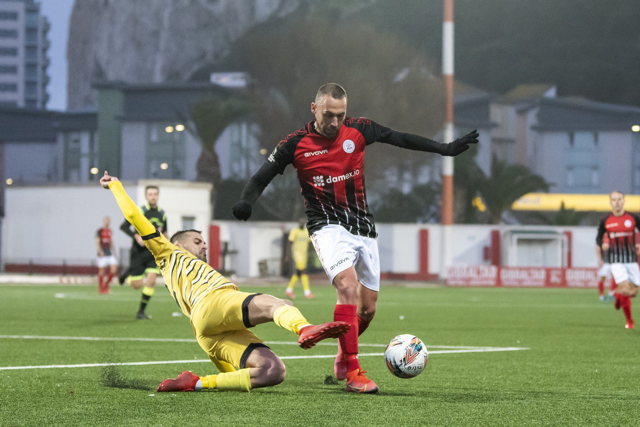Marco Rosa, jugador del Lincoln Red Imps, se marcha de un jugador del Lynx en la Rock Cup/Foto: @LincolnRI