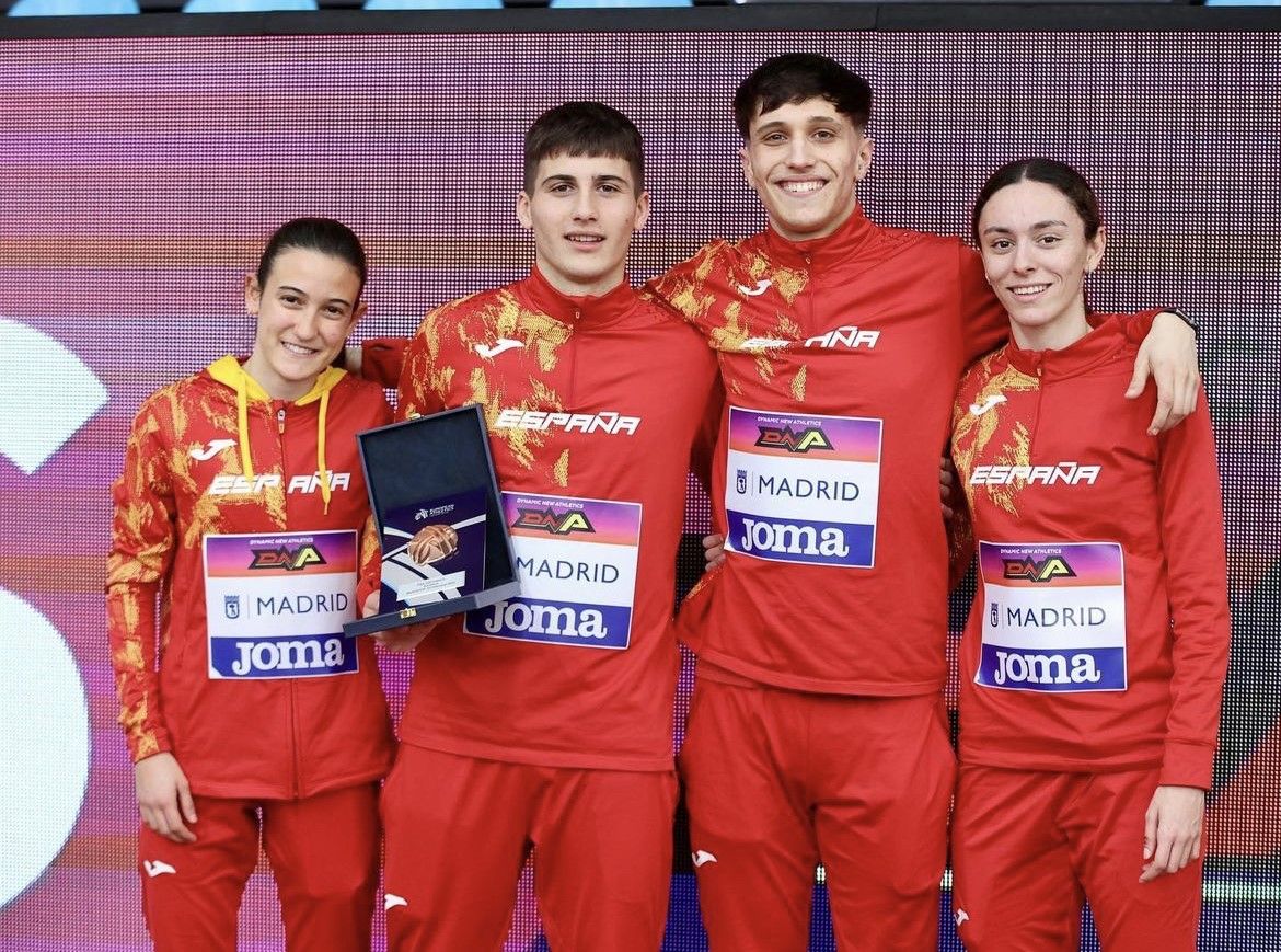 De izquierda a derecha: Marta Mitjans, Álvaro Monfort, Juan Carlos Castillo y Ana Prieto posan con la medalla de bronce