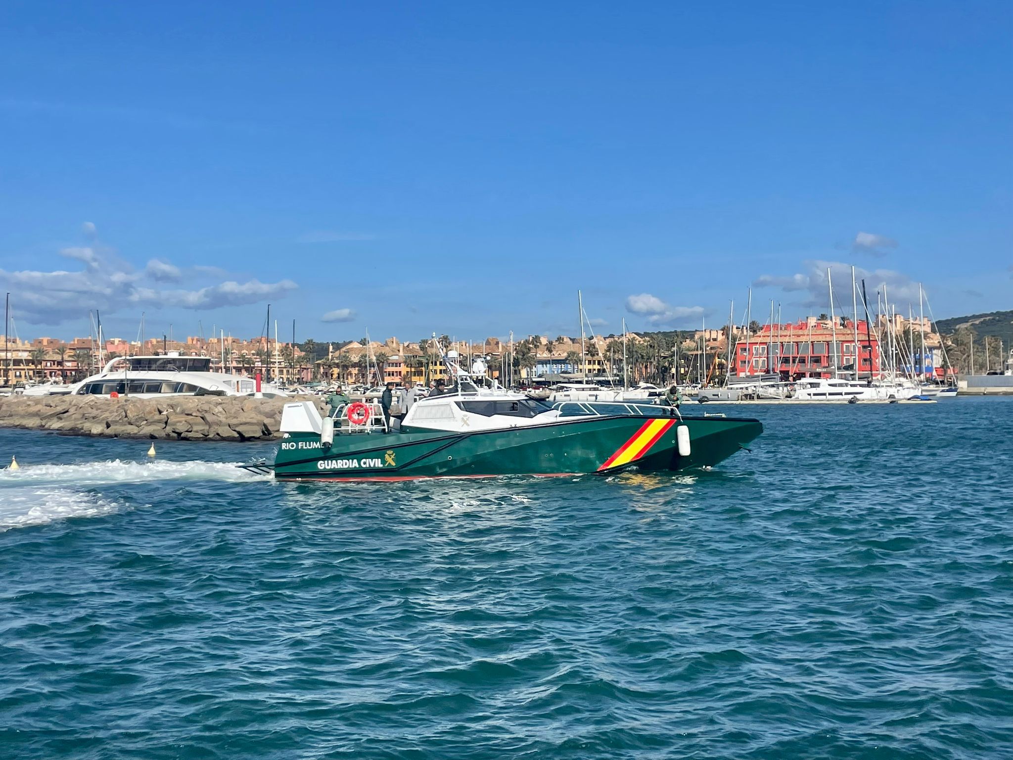 La patrullera de la Guardia Civil 'Río Flumen' llegando al Puerto de Sotogrande.