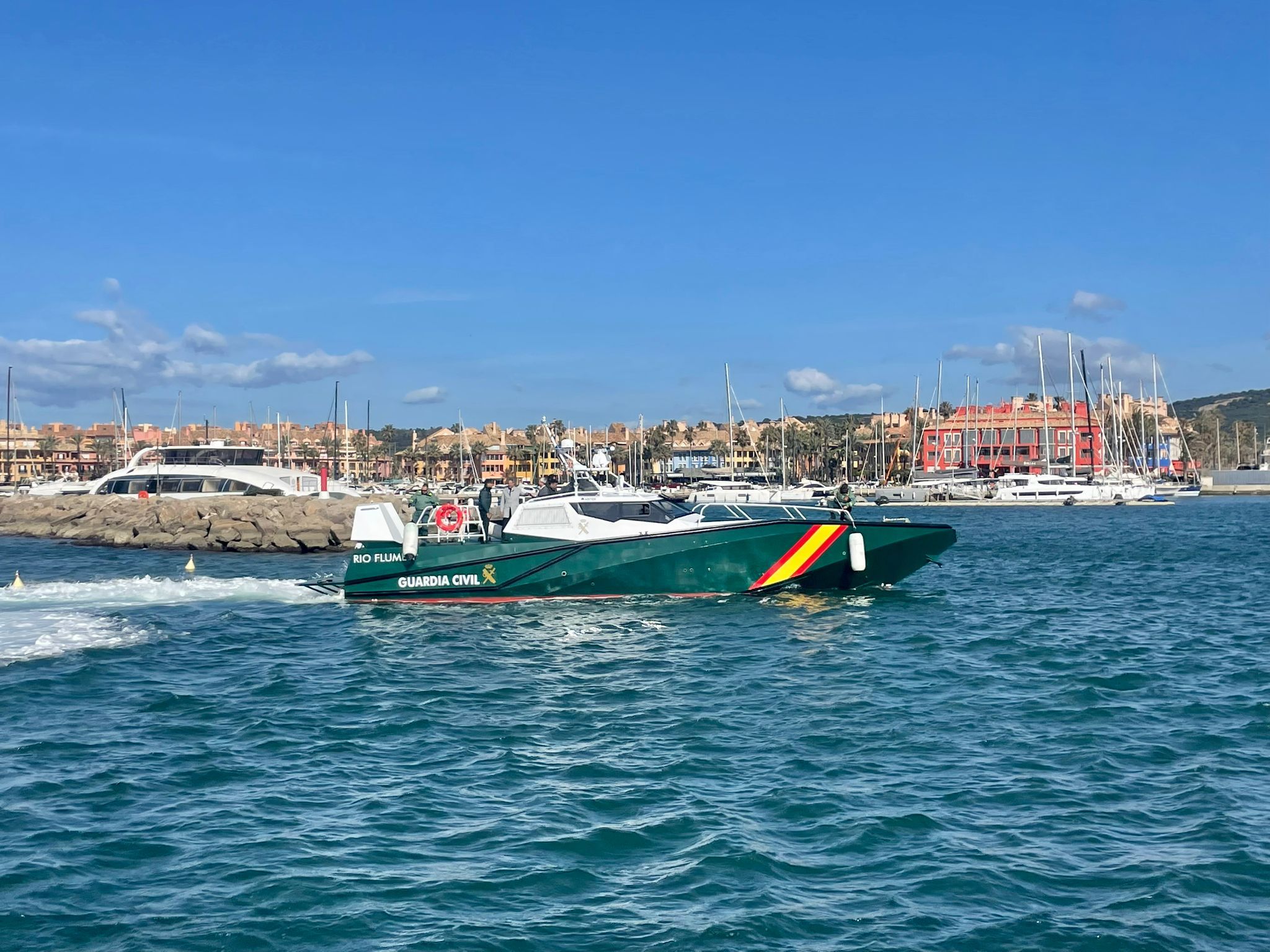 La Guardia Civil contará con nuevas patrulleras con lanzagranadas para perseguir 'narcolanchas'. La patrullera de la Guardia Civil 'Río Flumen' llegando al Puerto de Sotogrande.