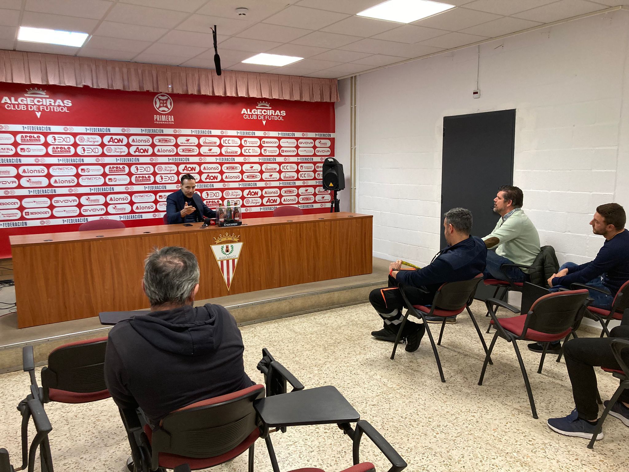 Reunión de Félix Sancho, inversor del Algeciras CF, con representantes de las peñas. 