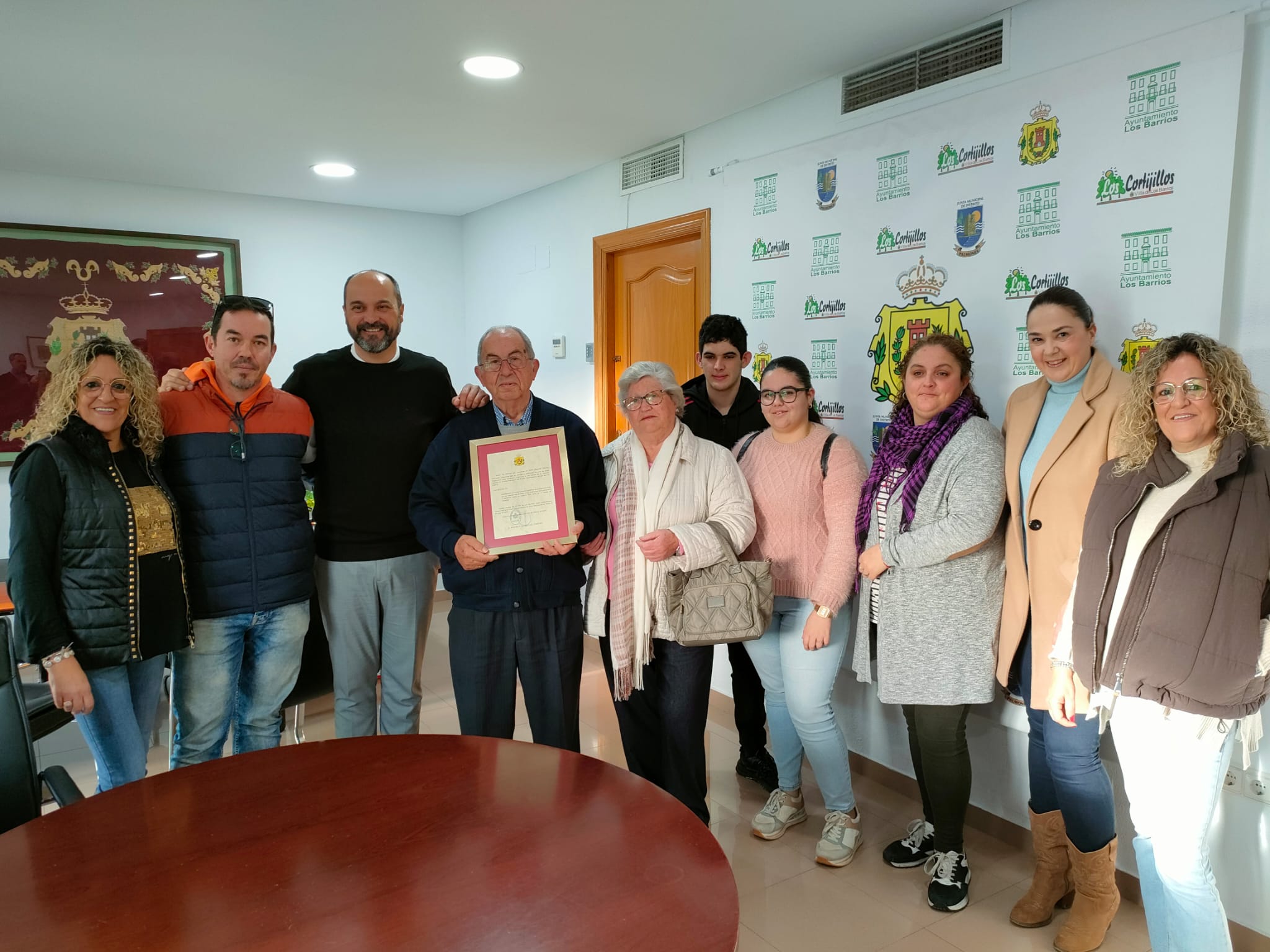 El Ayuntamiento de Los Barrios rinde homenaje al barbero Manuel Pérez Parrado por su entrega y dedicación