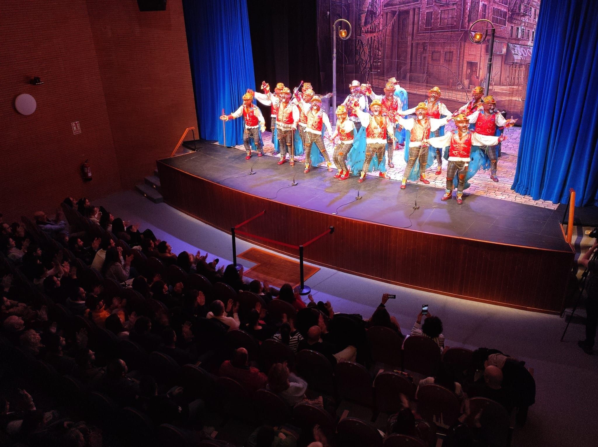 Ocho agrupaciones de La Línea, San Roque, Algeciras y Tarifa, en la final de la Concha Fina 2023. En esta imagen, la comparsa algecireña 'La Poca Vergüenza', en el Teatro La Velada.