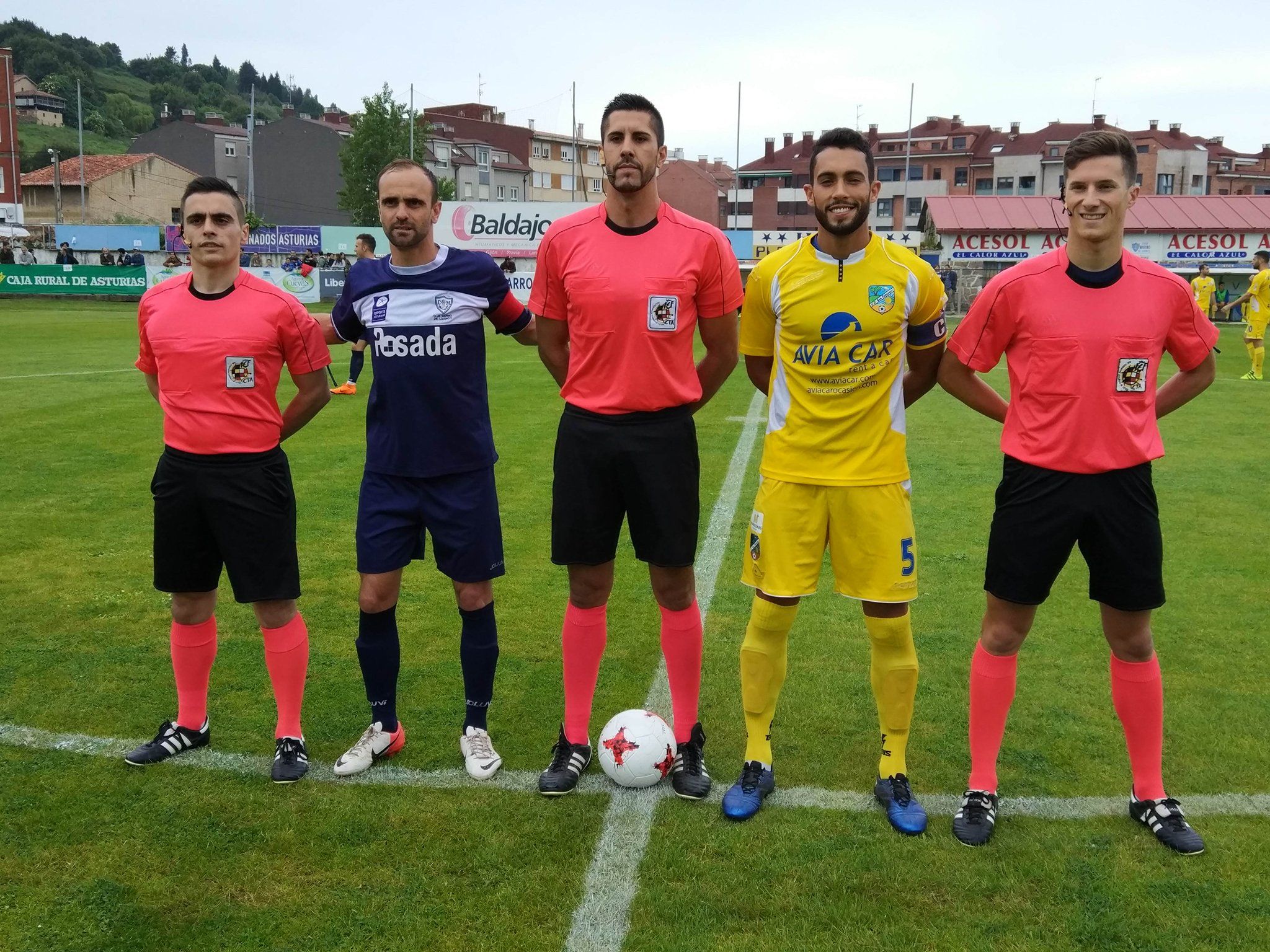 El gallego Pastoriza Iglesias, en el centro, pitará por primera vez a la RB Linense