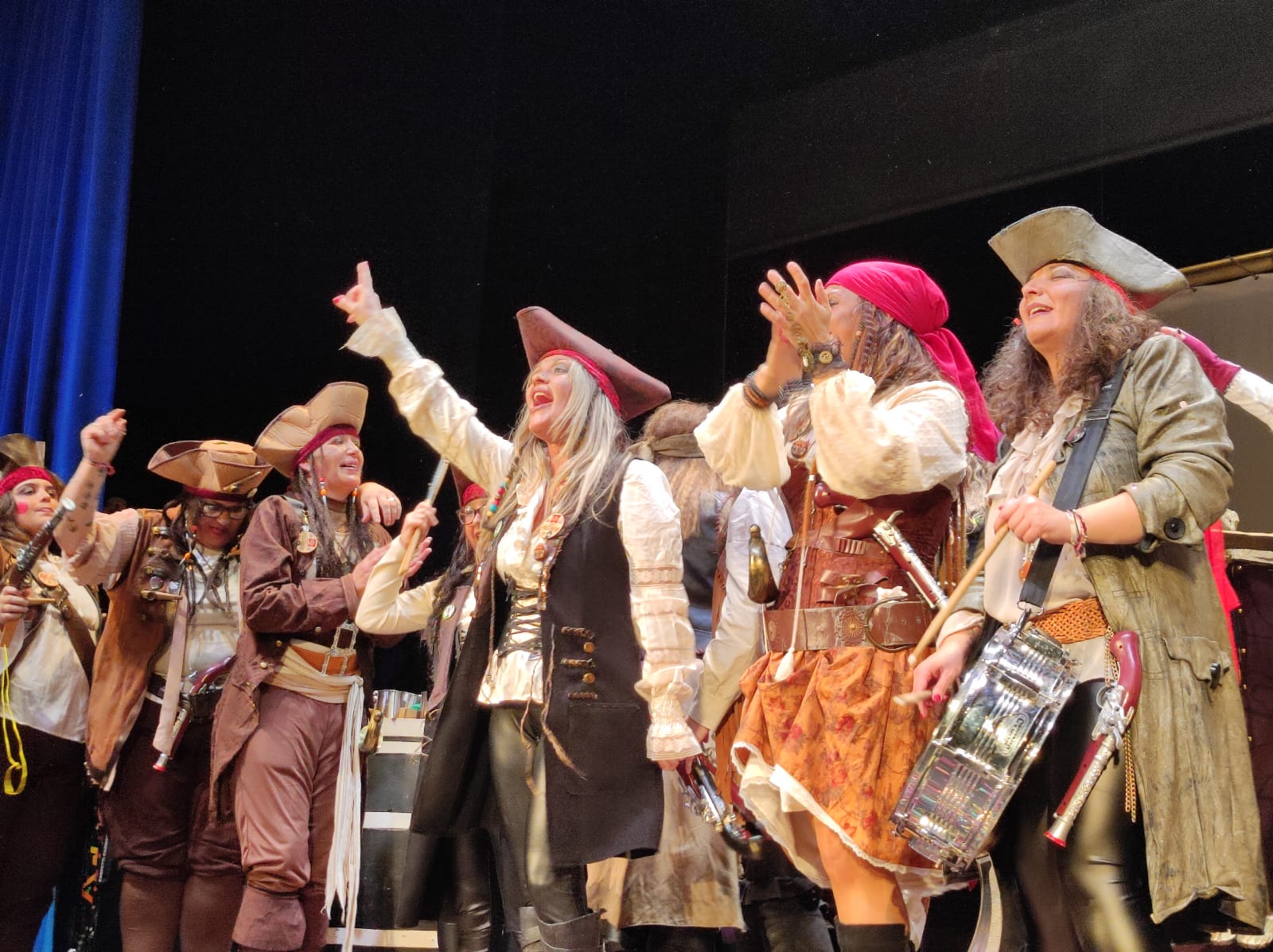 El cuento de Carnaval de 'Las Niñas'. Esta comparsa femenina emociona con su pregón de Carnaval narrado, cantado, como un cuento de piratas. Foto: S.D.