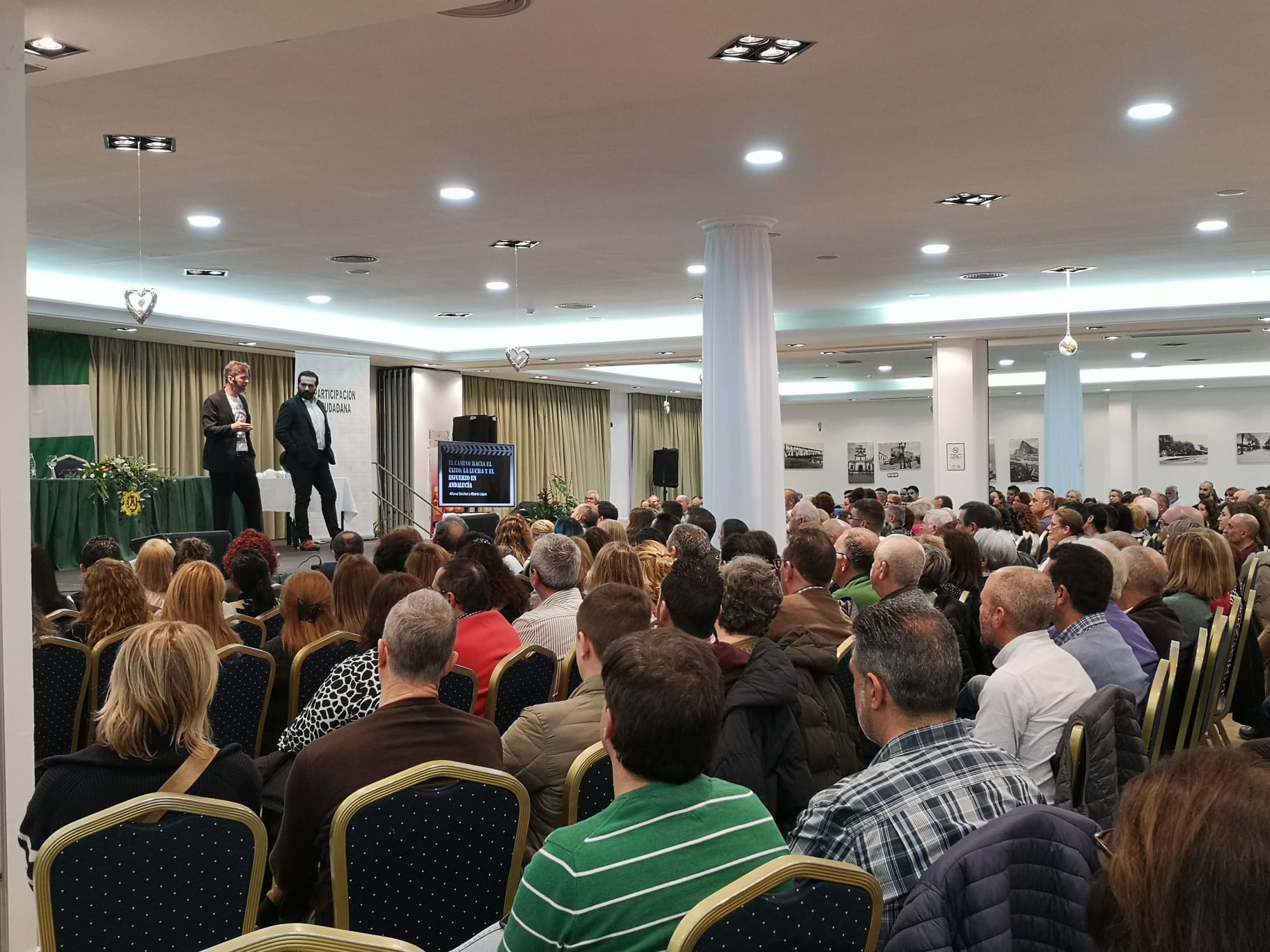 Más de 500 personas asisten a la conferencia de 'Los Compadres' en el Hotel Montera de Los Barrios