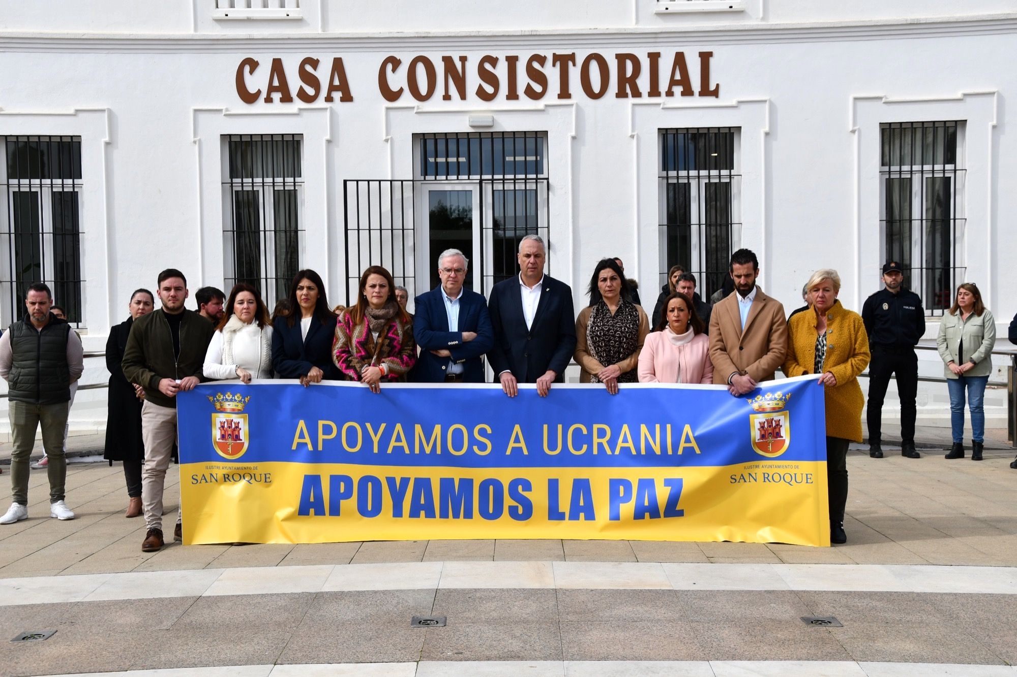 Concentración silenciosa en apoyo al pueblo de Ucrania. En esta imagen, ante el Ayuntamiento de San Roque. 