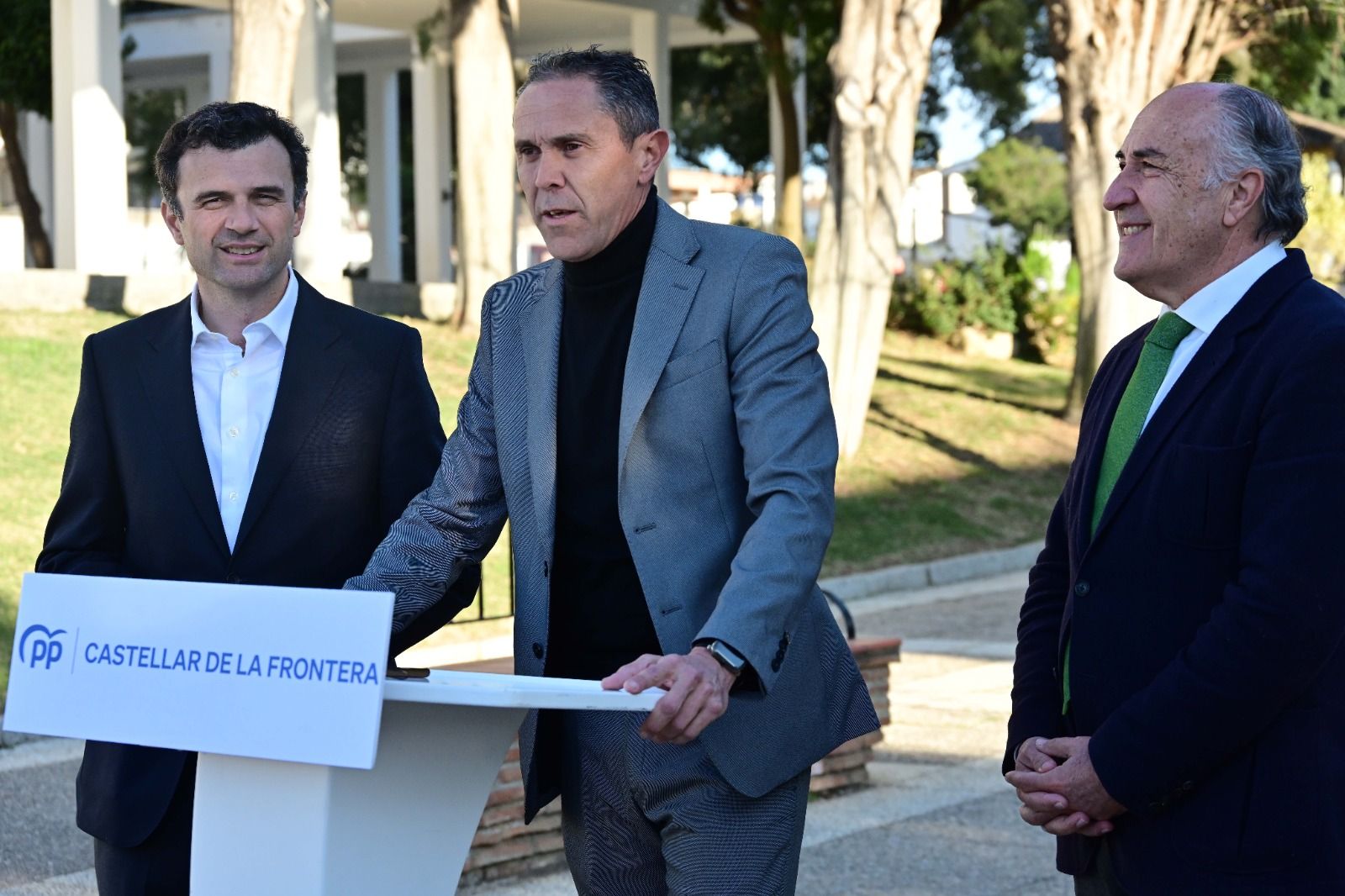 El PP elige a Pedro Rodríguez, en el centro de la imagen, como candidato a la Alcaldía de Castellar en las elecciones municipales 