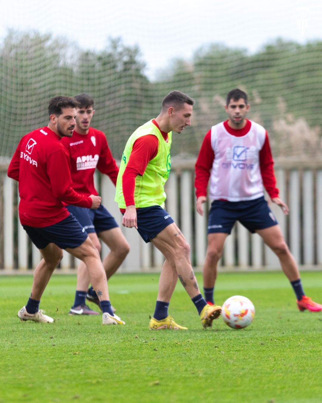 Elejalde toca el balón ante Borja y Roni en una sesión de entreno. FOTO: ACF