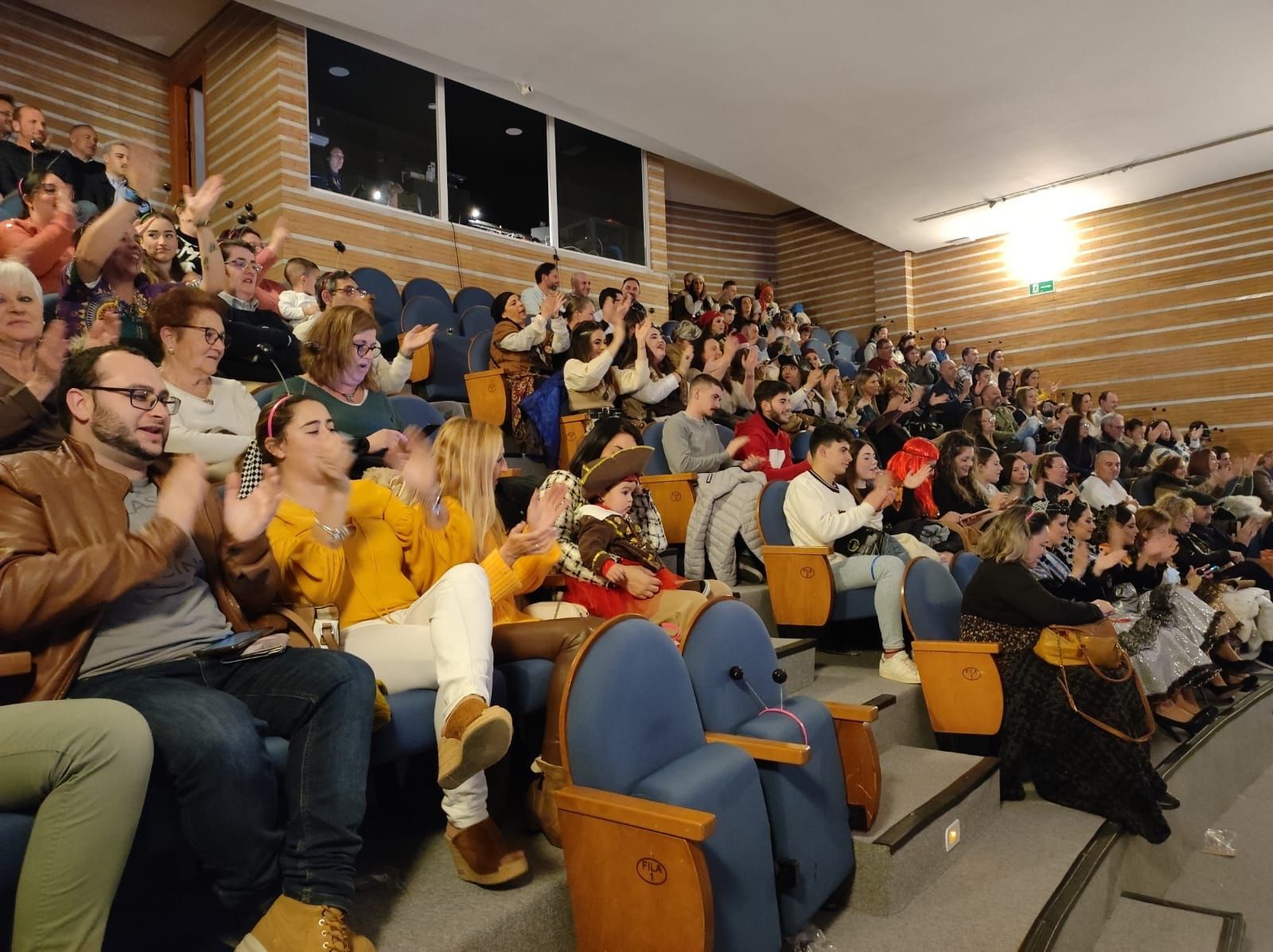 La Velada quiere más y más Carnaval. Ambiente en el anfiteatro antes del descanso. Foto: S.D.