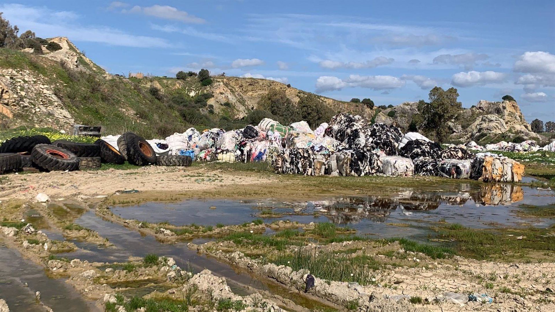 Vertido ilegal de restos textiles en Algeciras que ecologistas anuncian que van a denunciar ante la Fiscalía. 