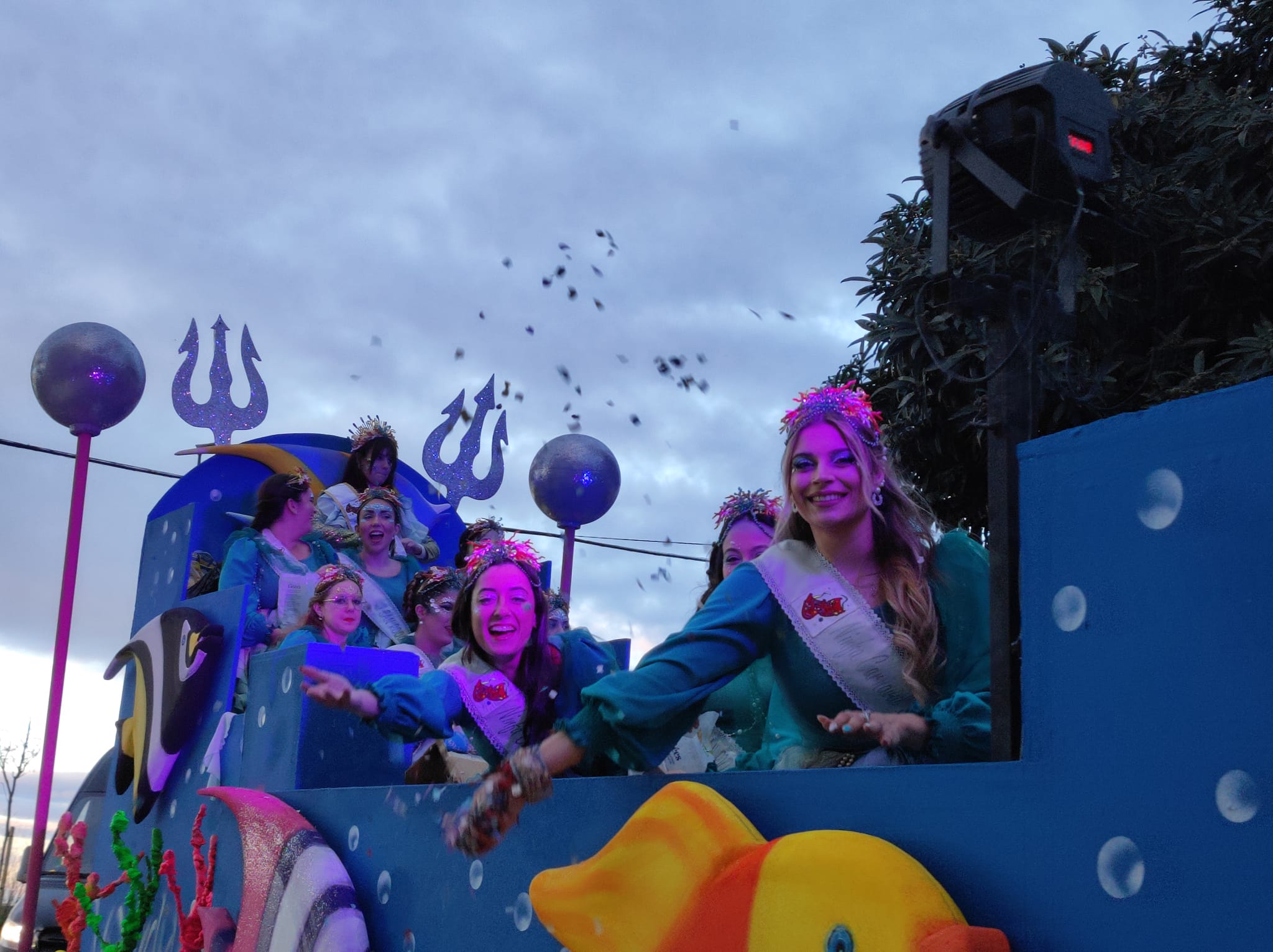 Una explosión de fiesta y diversión en la Cabalgata de Carnaval de San Roque, en archivo.
