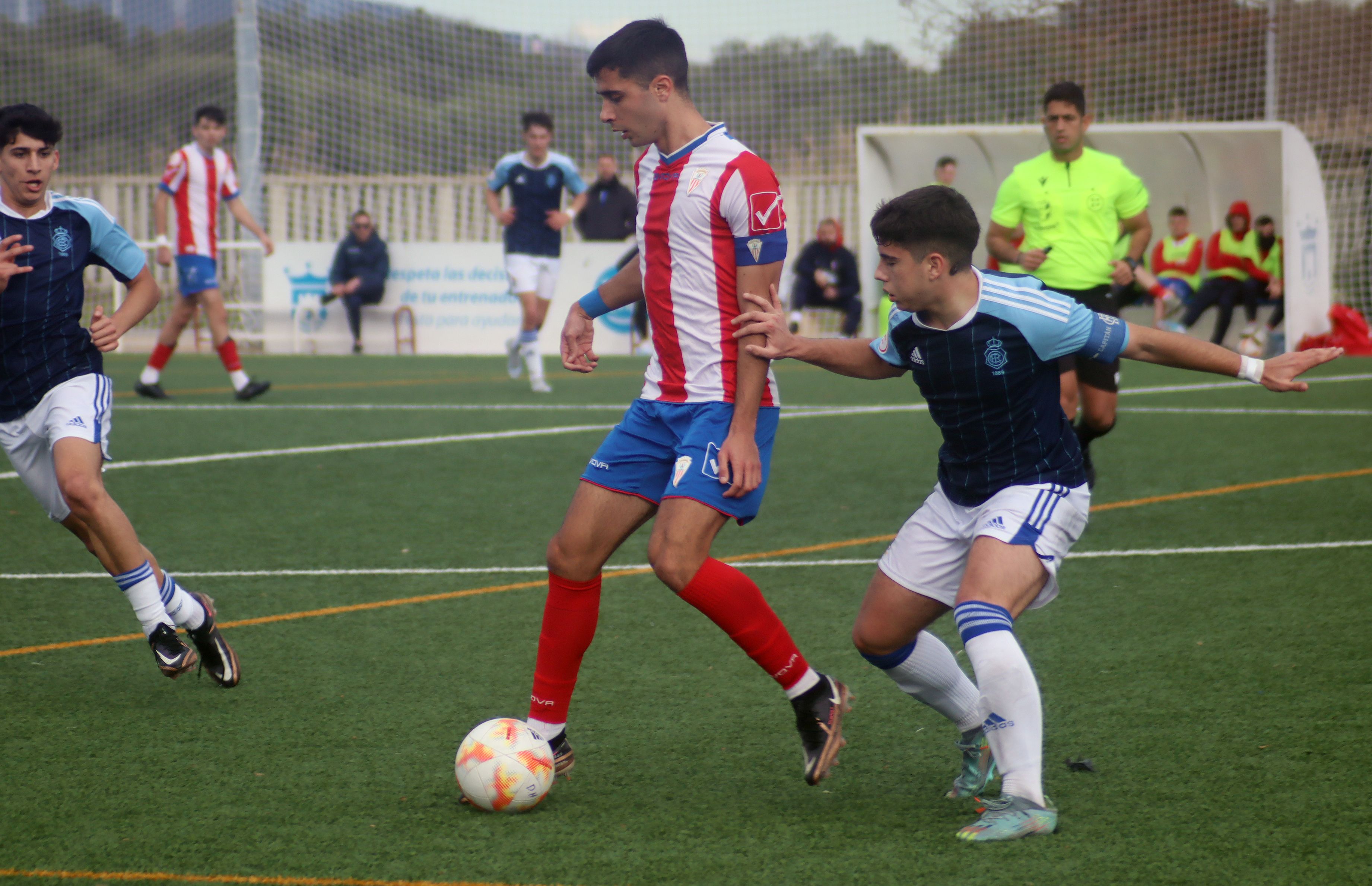 Iker Navarro, capitán del juvenil del Algeciras Club de Fútbol, da un pase ante Fran Contioso, capitán del Recreativo de Huelva/Foto: Axel S.C.
