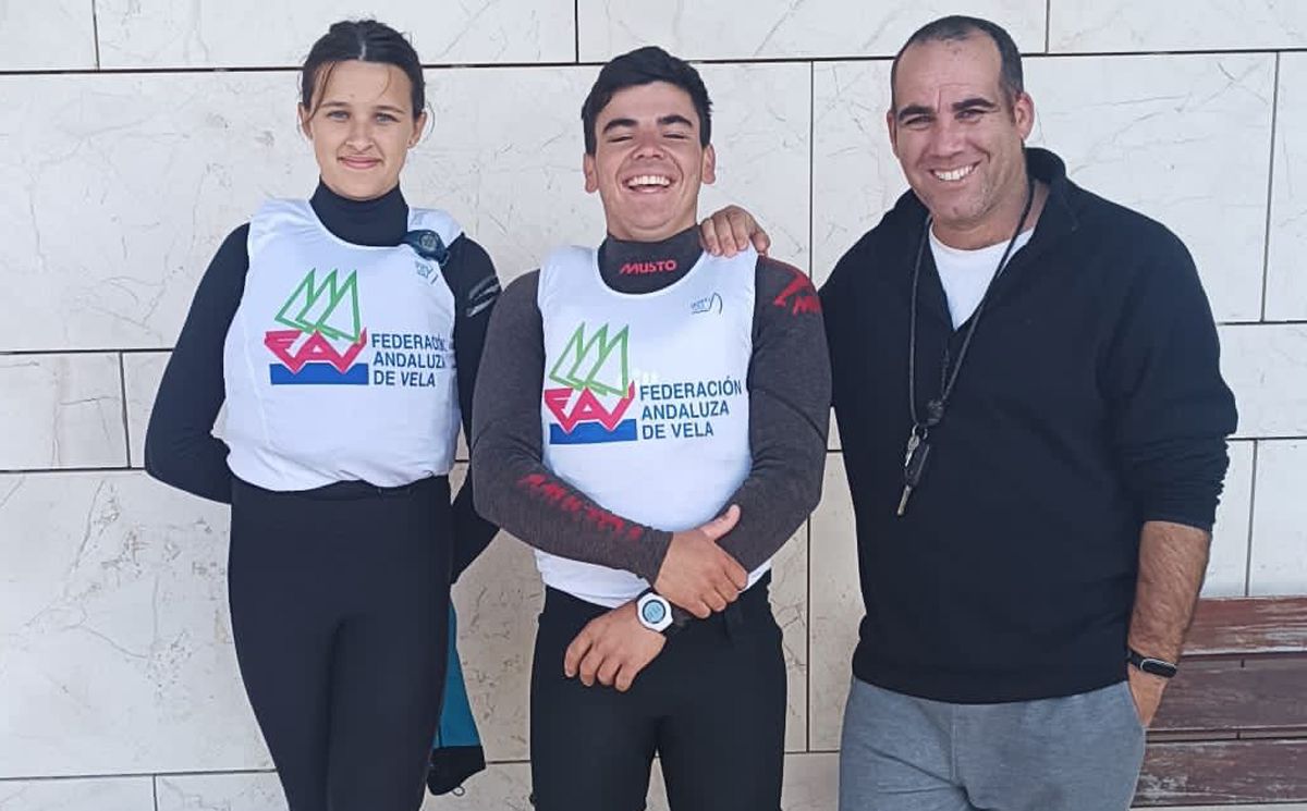 Raquel Retamero, Enrique Díaz y Jesús Marrufo, técnico del Real Club Náutico de La Línea