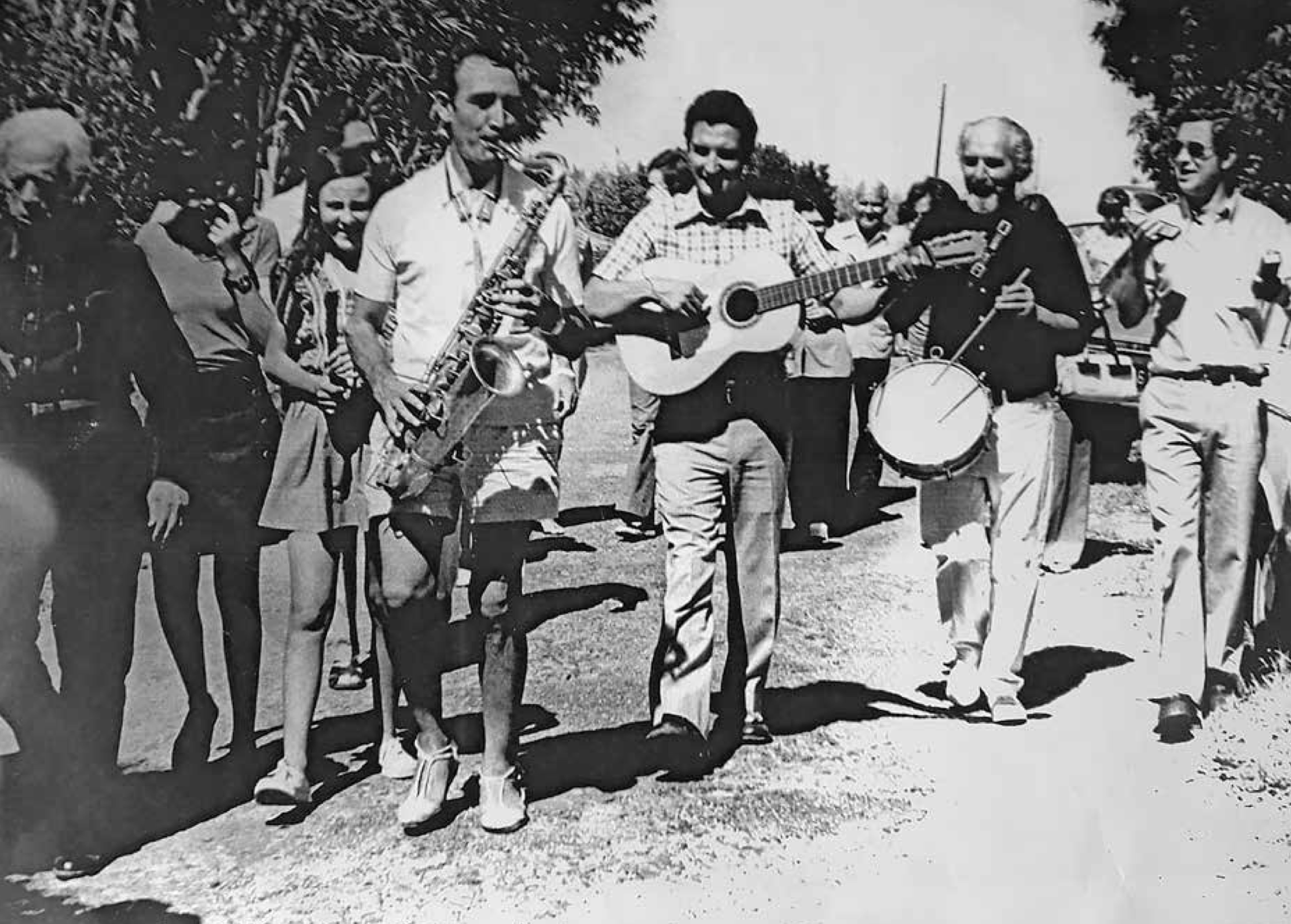 Lámina 4. 1974. Reunión festiva de pintores: Manolo Alcalde, Rafael Argelés, Pepe Roig, Ramón Puyol, Pepe García Jaén, Helmut Siesser, A. López Canales y Felipe Gayubo. AALC. Foto: IECG.