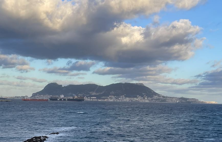 Gibraltar al fondo.