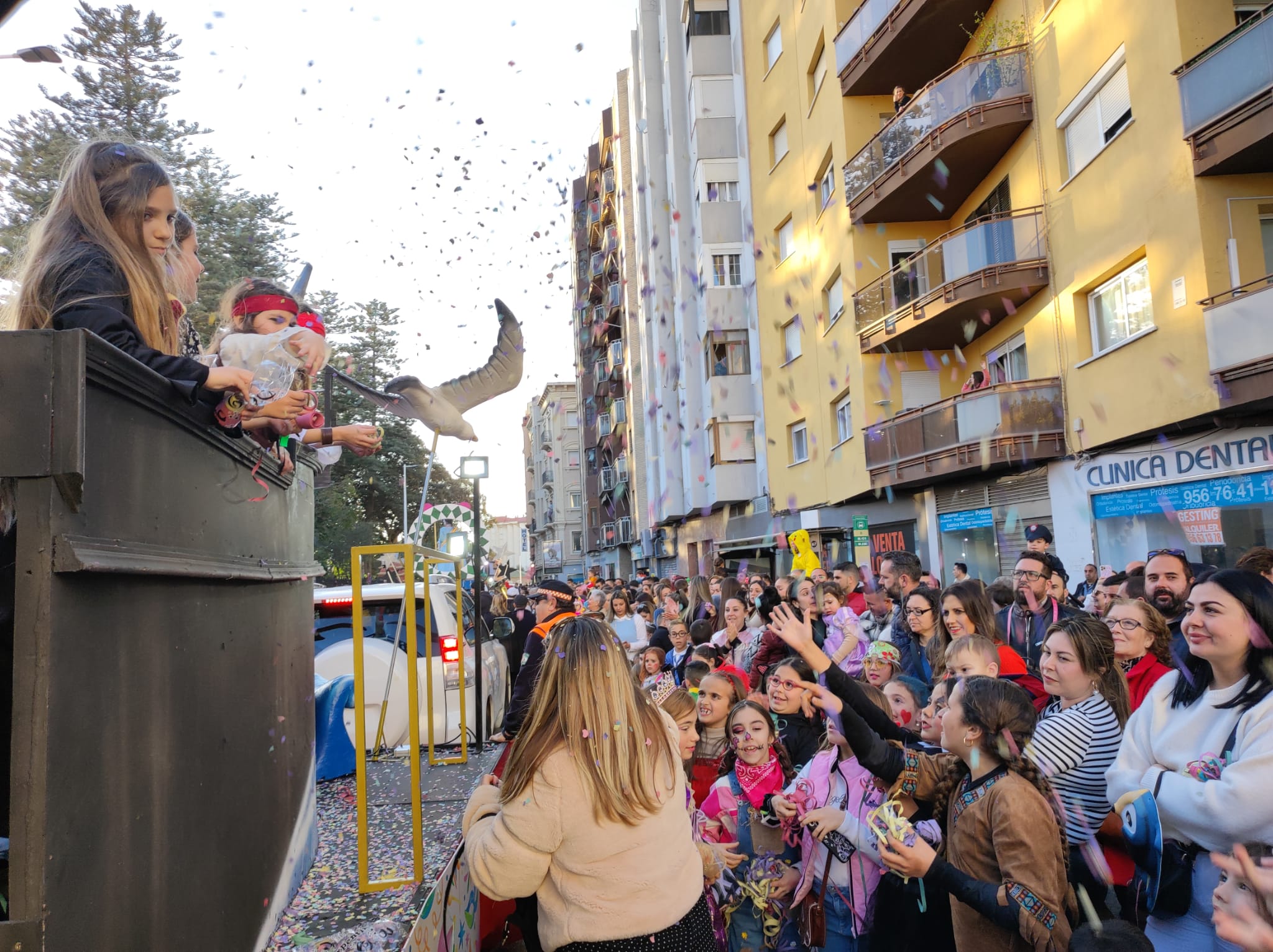 Qué bonita está La Línea...cuando llega el Carnaval. En esta imagen, gran ambiente en la avenida España al paso de la cabalgata.