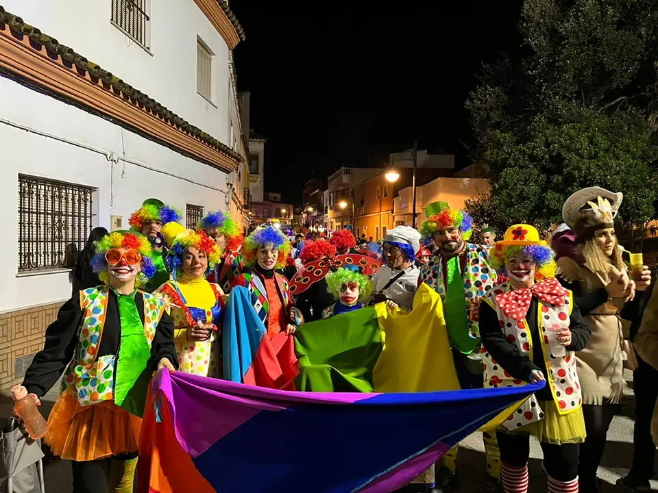 Los Barrios se vuelca con su Carnaval. En esta imagen, un grupo disfrazado en el pasacalles de adultos del sábado noche.