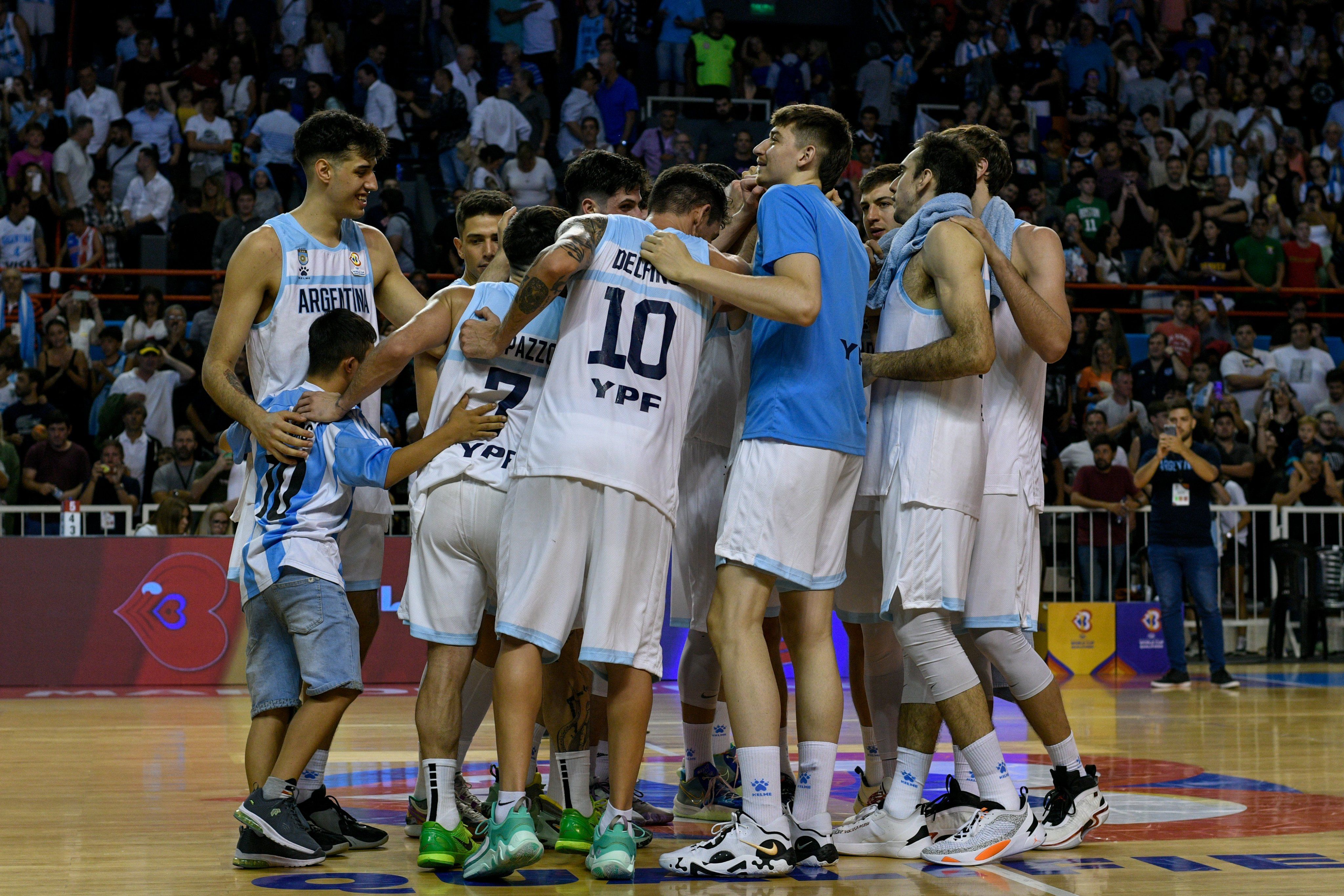 Tomás Chapero, con camiseta azul, en el grupo de la Selección Argentina, tras ganar el jueves a Canadá