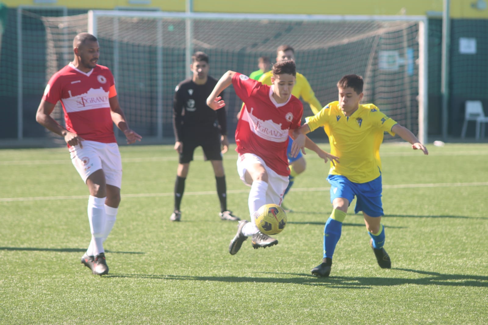 Un lance del encuentro entre el CD San Roque y el Cádiz CF C
