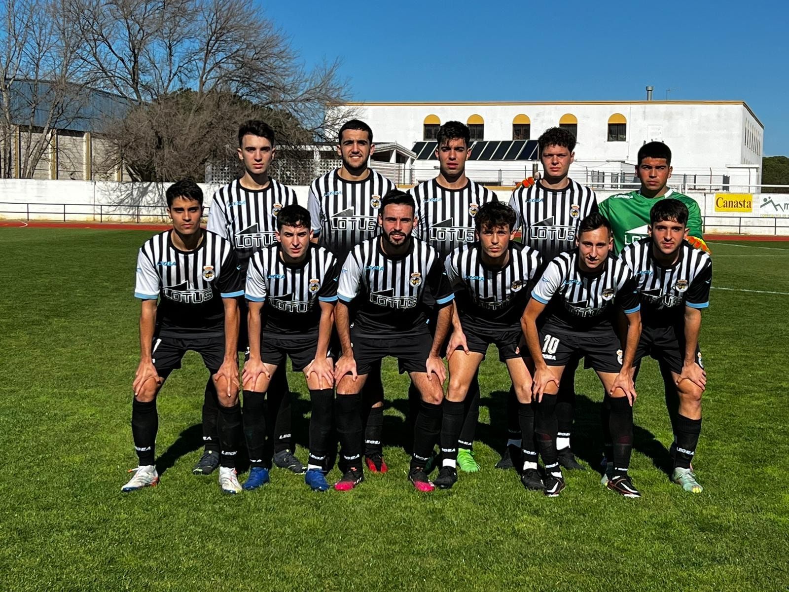 Formación del filial de la Real Balompédica Linense en Sanlúcar de Barrameda/Foto: Cantera Balona