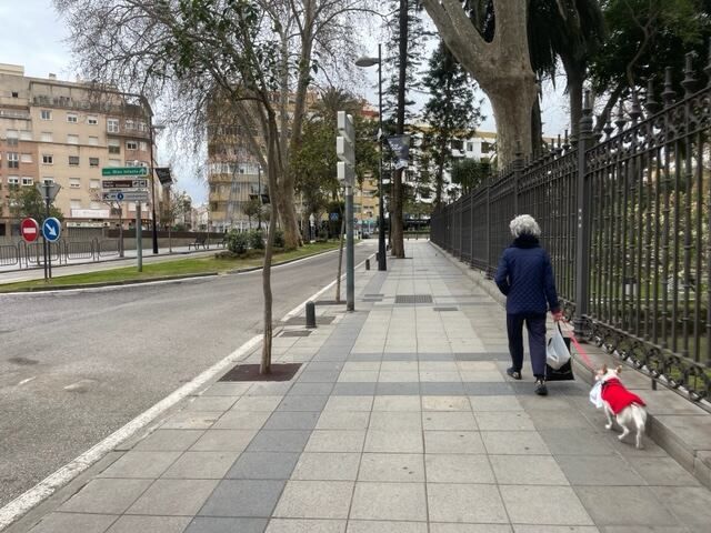 Una señora pasea con su perro en Algeciras. Foto: S.F.