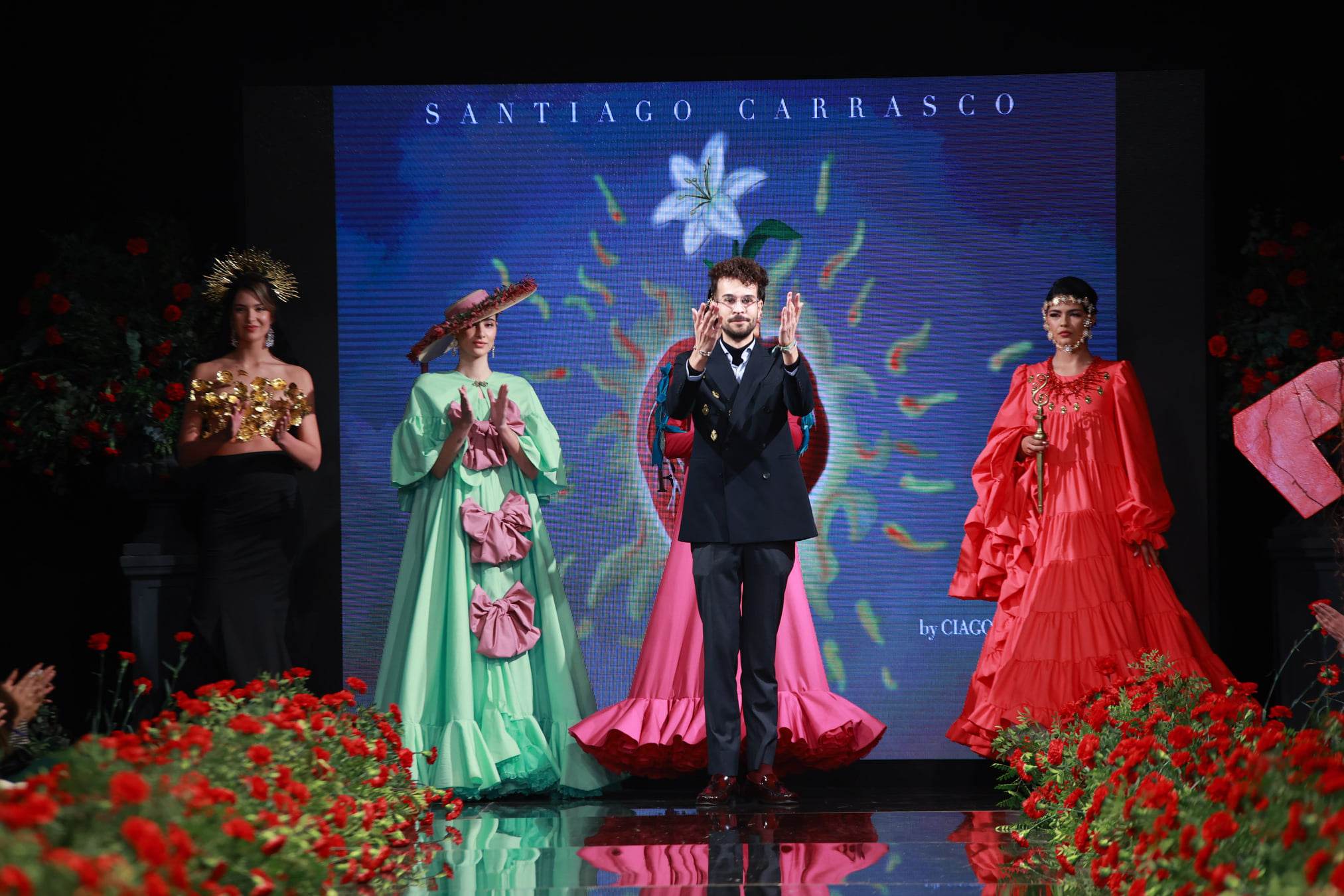 'Regina', una colección cápsula con referencias a Balenciaga, del diseñador sanroqueño Santiago Carrasco, en la pasarela Tío Pepe de Jerez en 2023. Foto cedida a 8Directo. 