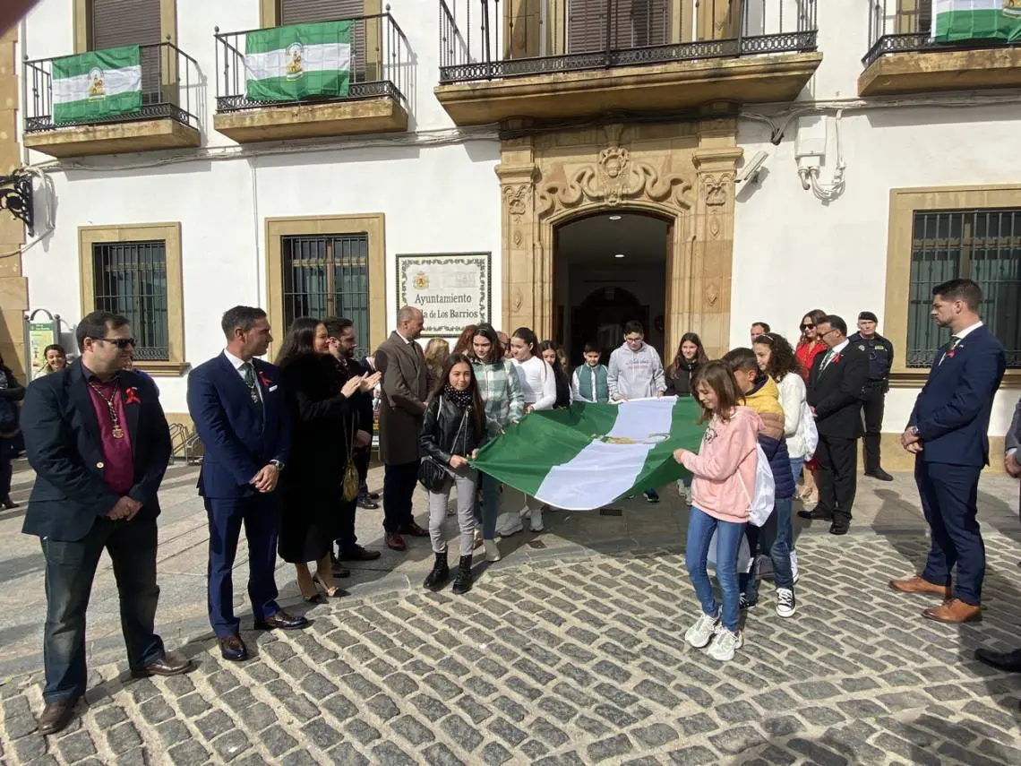 El pleno de Los Barrios reivindica los valores del pueblo andaluz y su autonomía.