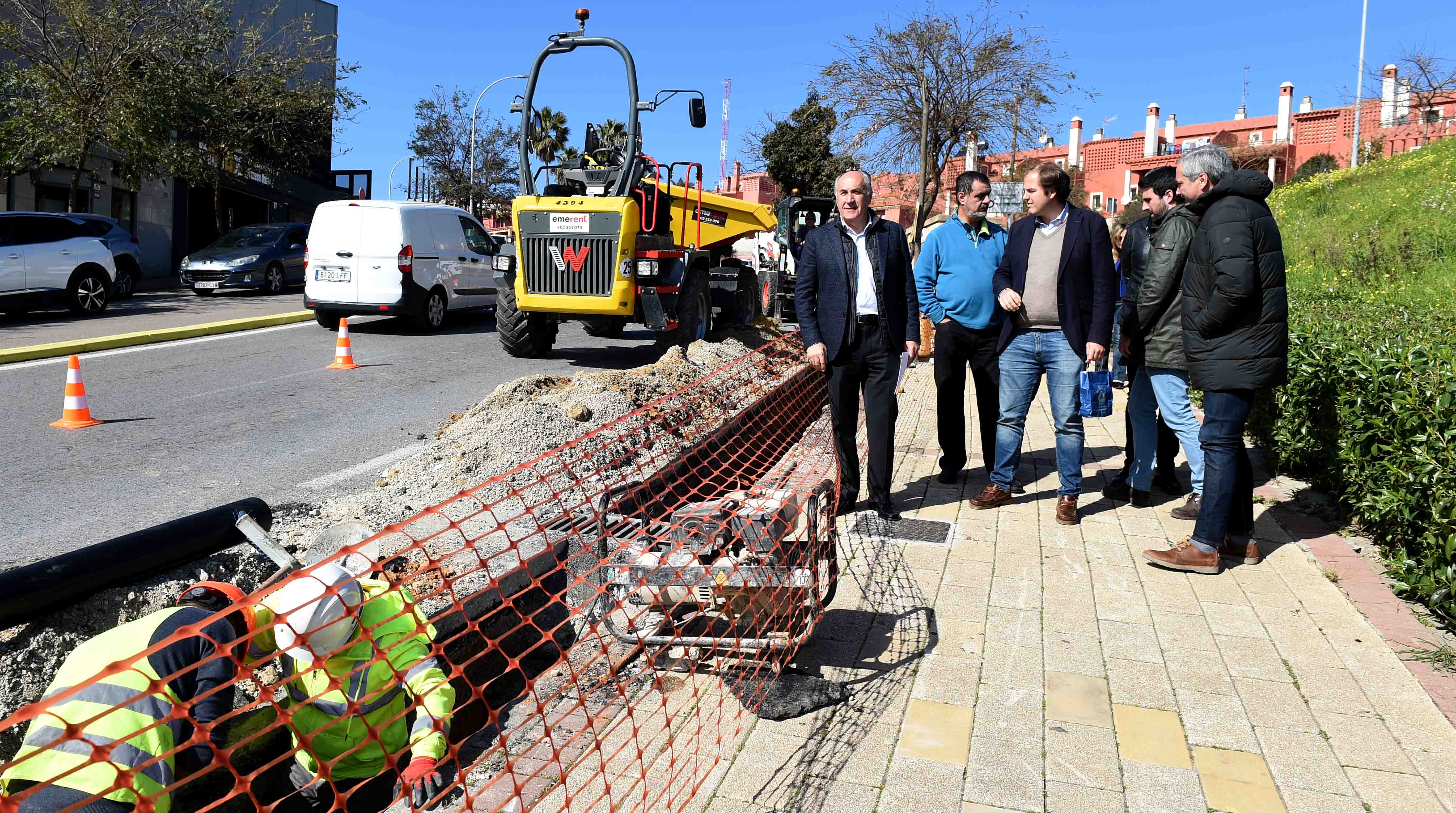 Emalgesa renueva la red de abastecimiento de agua de la avenida Europa en San Bernabé para evitar cortes.
