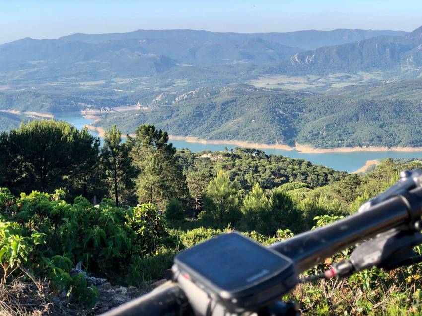 Los ciclistas que van por la Sierra de Montecoche podrán disfrutar de bellos paisajes