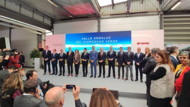 Presidente del Gobierno y de la Junta, junto a autoridades de Cepsa en la presentación del Valle del Hidrógeno Verde. 