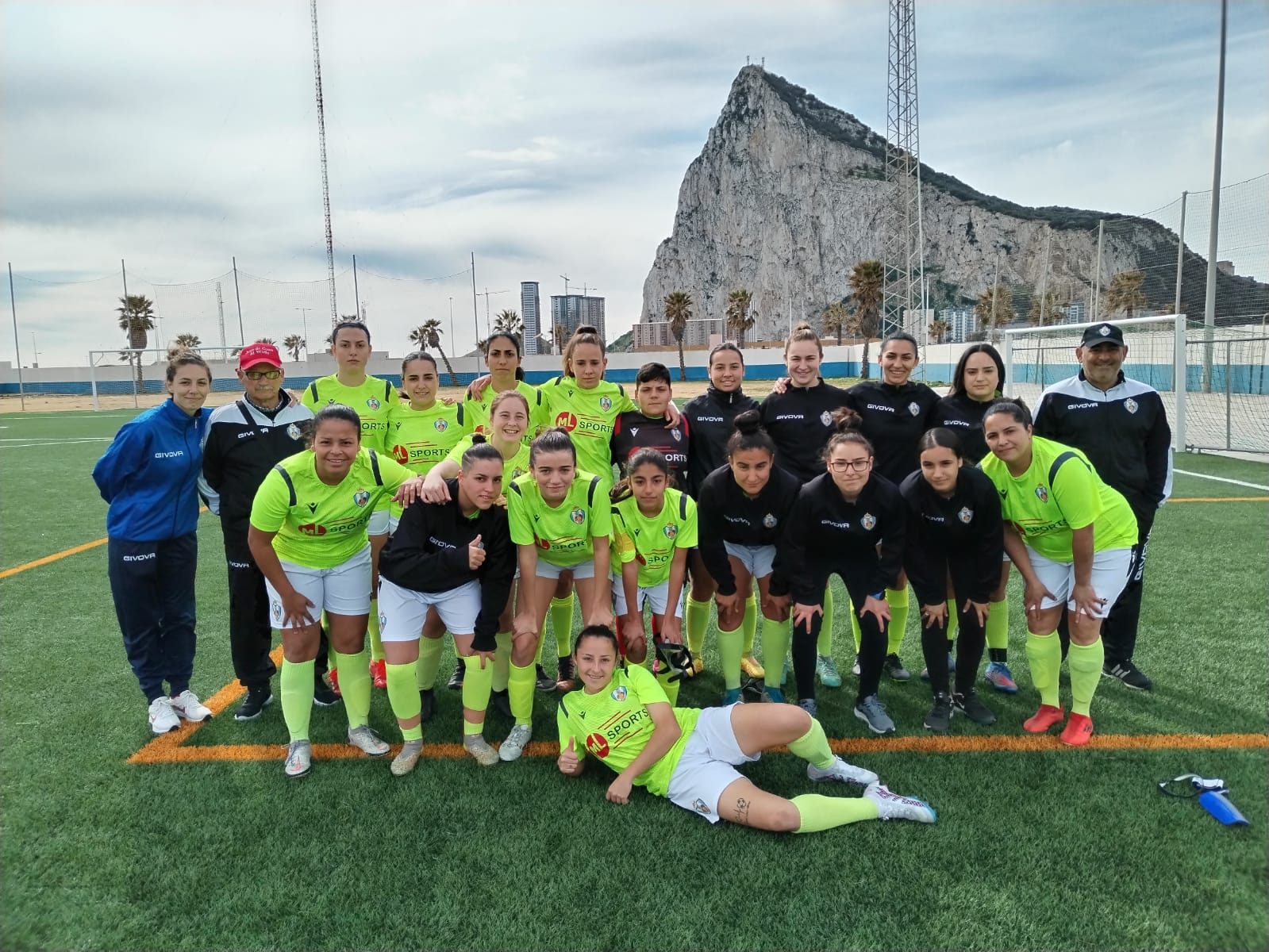 Las jugadoras del Linense FCB y el Atlético Ocuri posan antes del partido