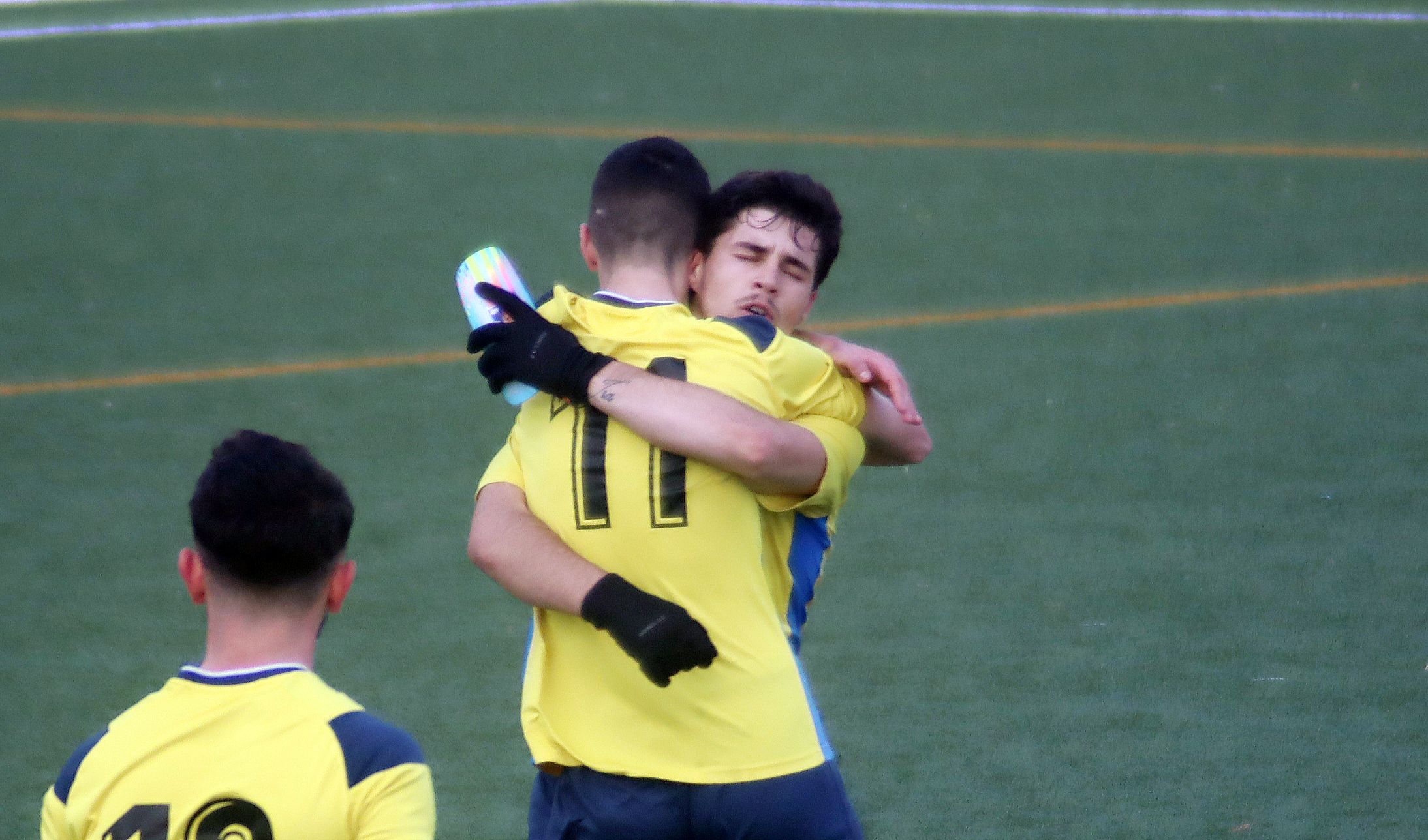 Los jugadores del Recreativo Bahía de Algeciras, Bryan, se abraza a Juanjo Cervantes tras un gol del primero en la presente temporada/Foto: Axel S.C.