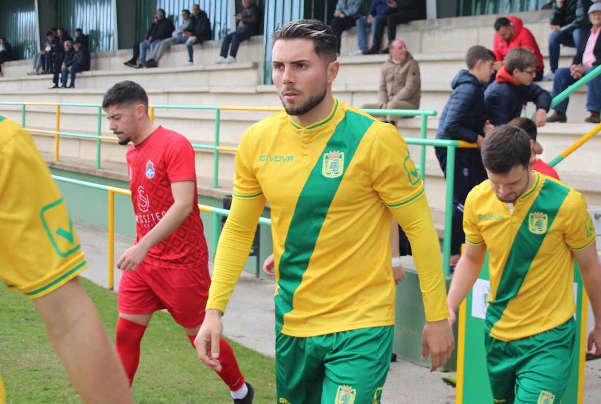 El delantero Luisma Casas, jugador de la UD Los Barrios/Foto: Manuel Oñate