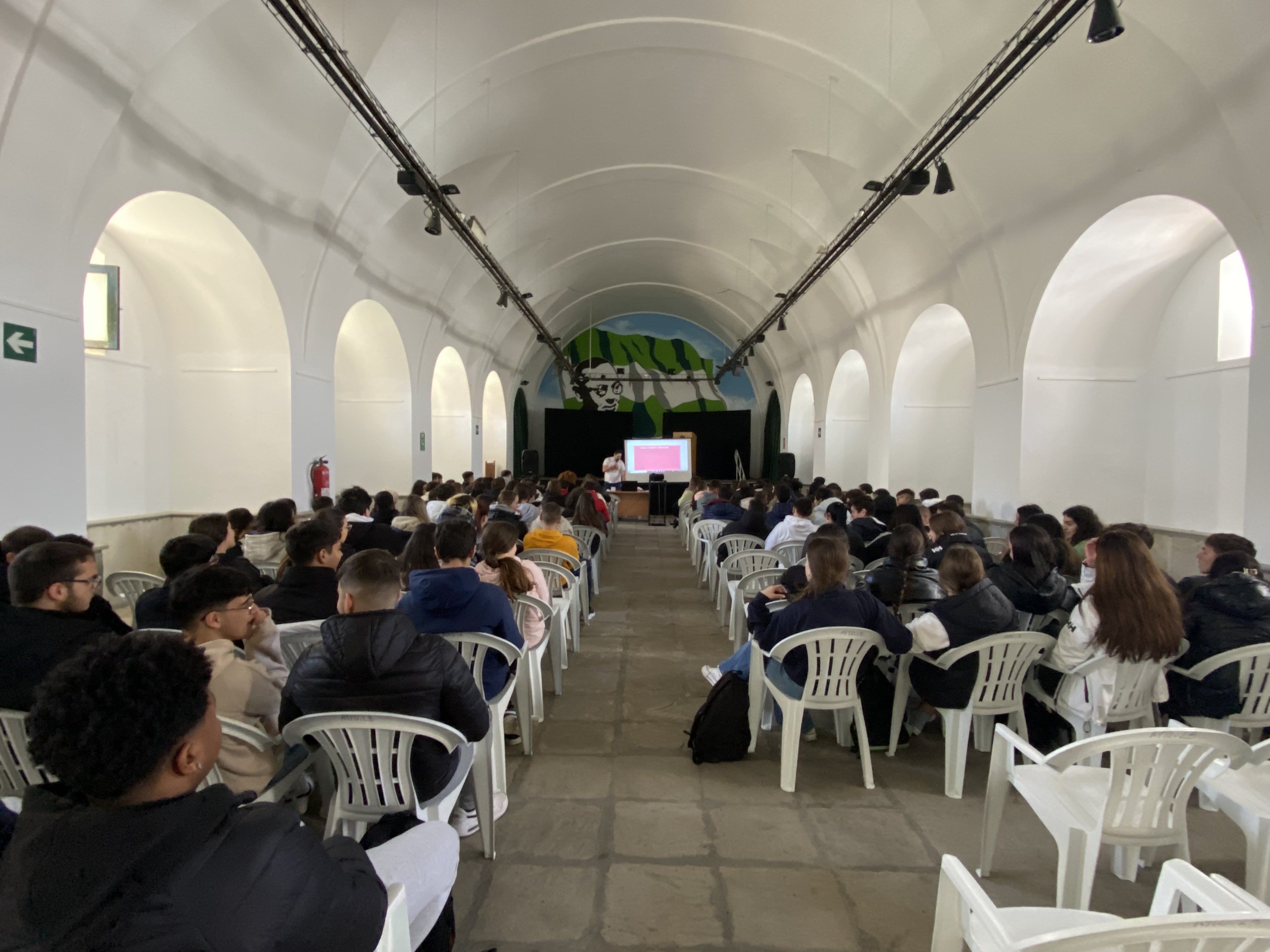 Unos 150 alumnos del IES Sierra Luna dicen 'no' al bullying de la mano de Roja Directa