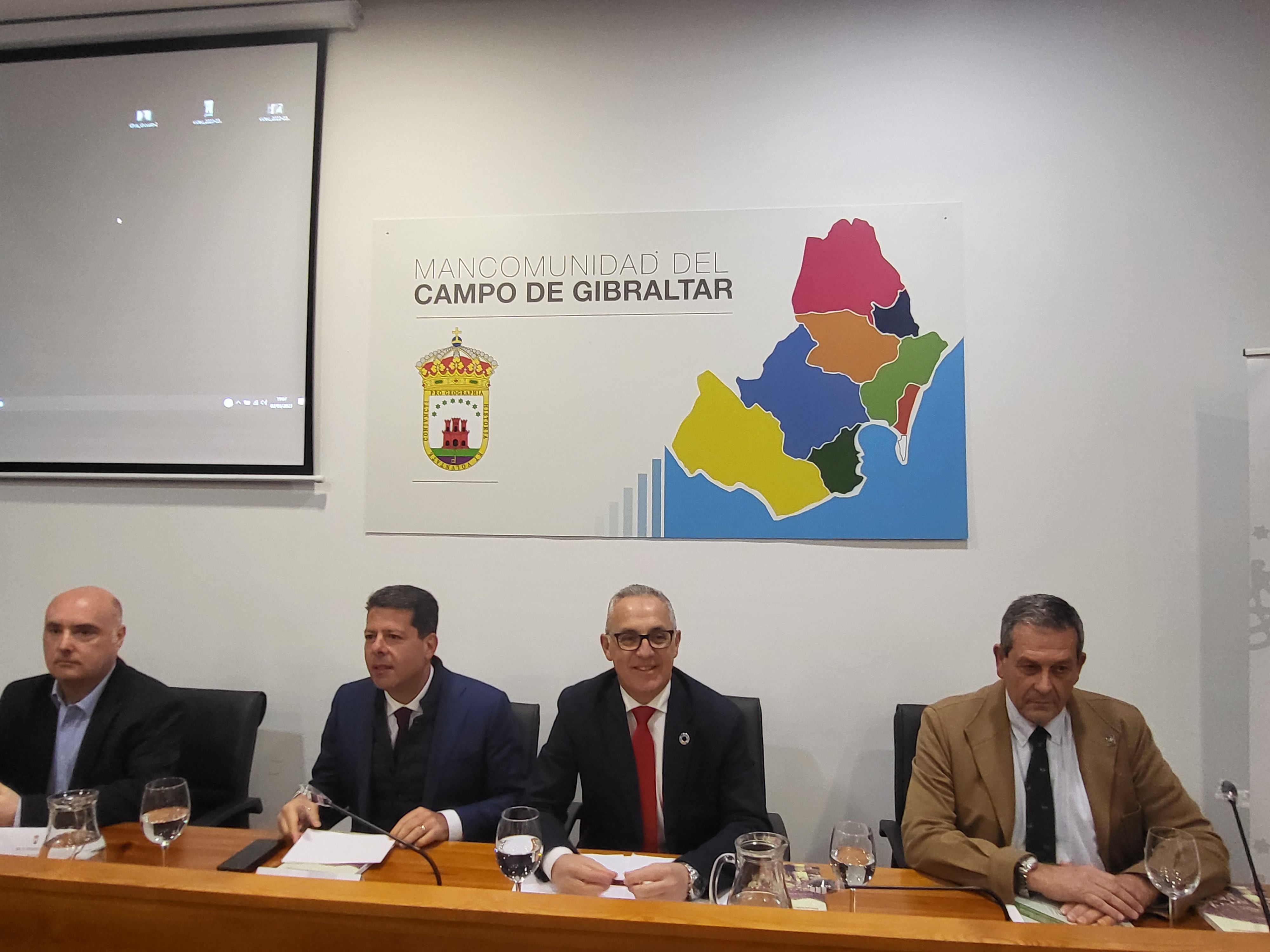 La Mancomunidad recibe a Fabián Picardo en la presentación de una monografía del Instituto de Estudios Campogibraltareños .