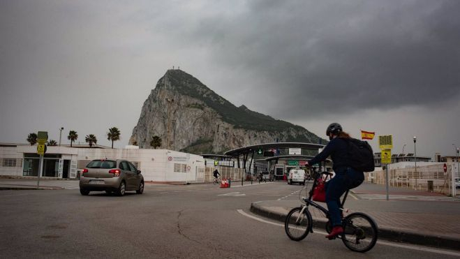  Verdemar advierte de la llegada de un nuevo submarino nuclear a Gibraltar. En esta imagen, la Verja de entrada con Gibraltar a fondo. Foto: Marcos Moreno. Europa Press. Archivo.