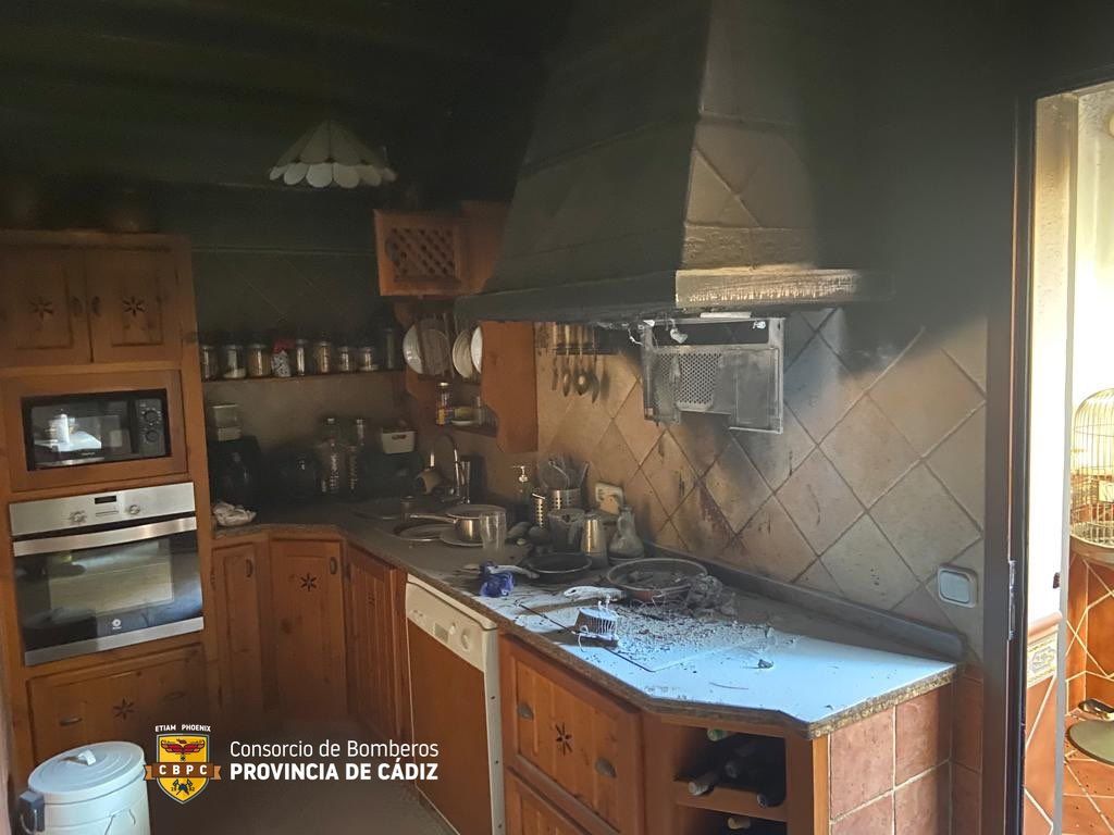 Bomberos sofocan un incendio de vivienda en la Estación de Jimena.