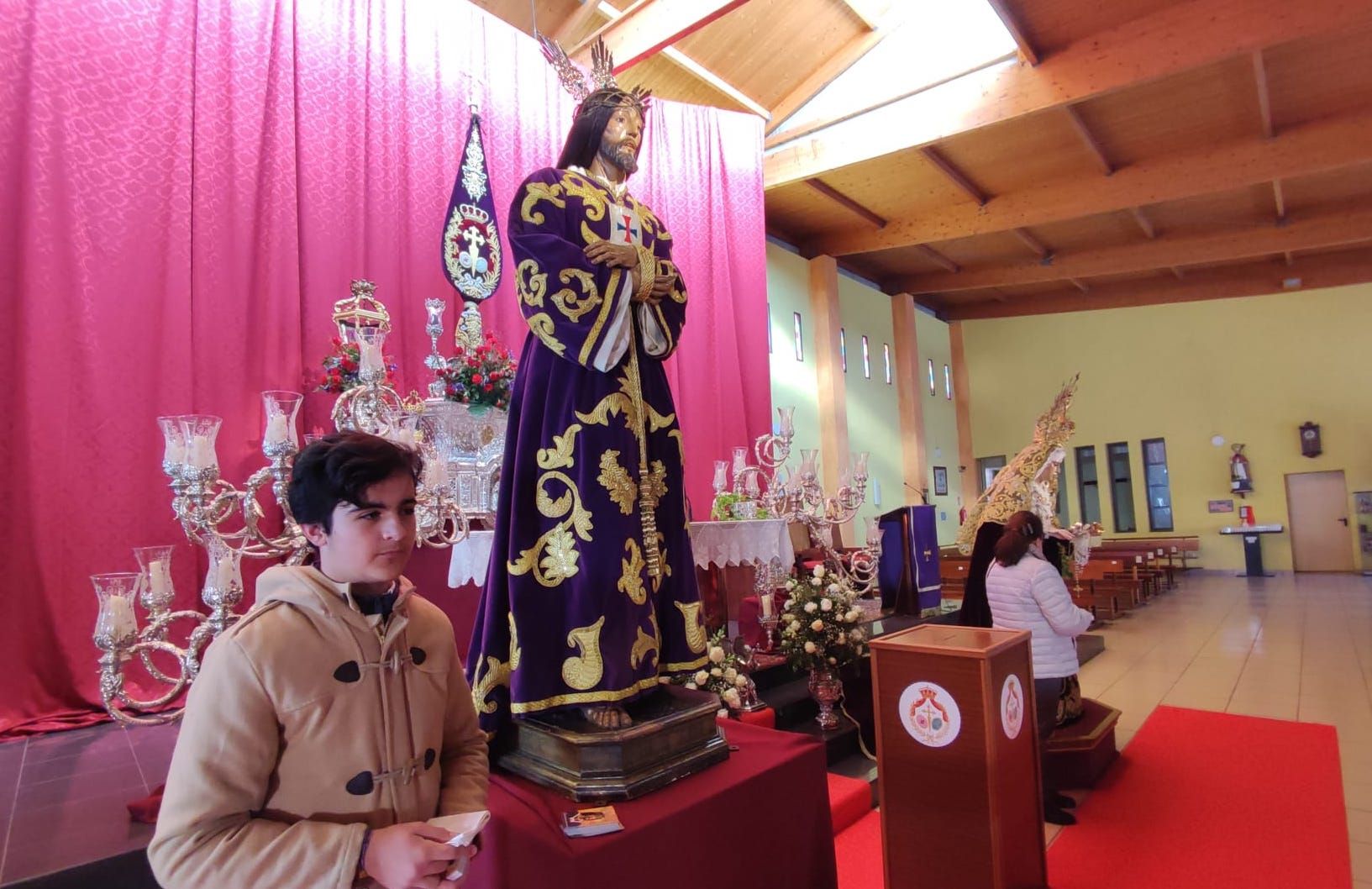 La devoción de La Línea al Cautivo. En esta imagen, un momento del tradicional besapié que se celebra este viernes, 3 de marzo, en Santiago Apóstol.
