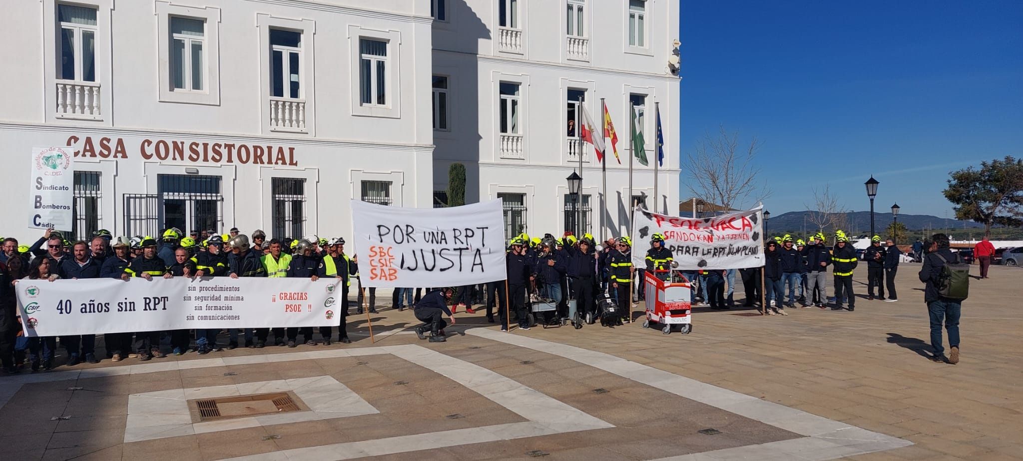 Bomberos se concentran en San Roque para exigir la negociación de una nueva RPT.