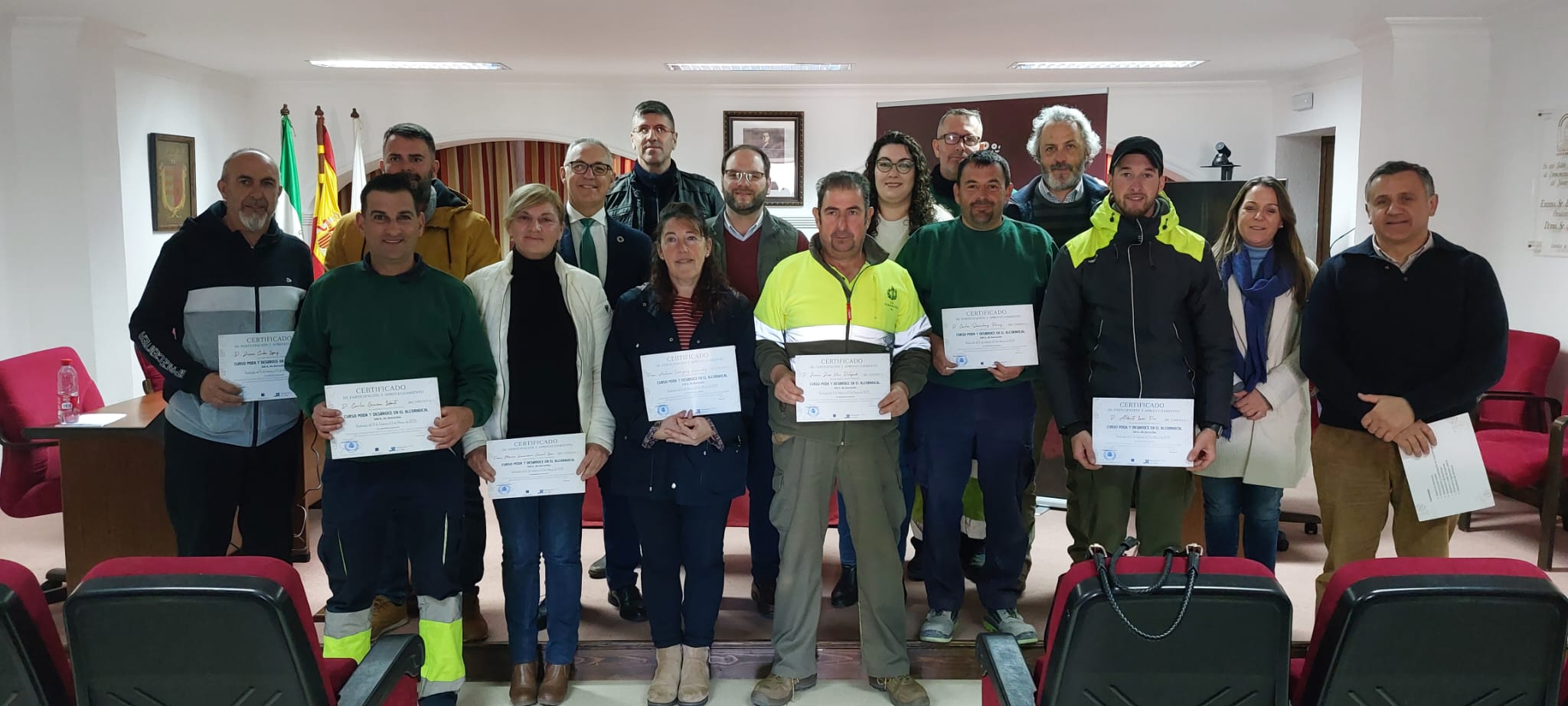 Doce personas concluyen su formación en poda y desbroce en Castellar.