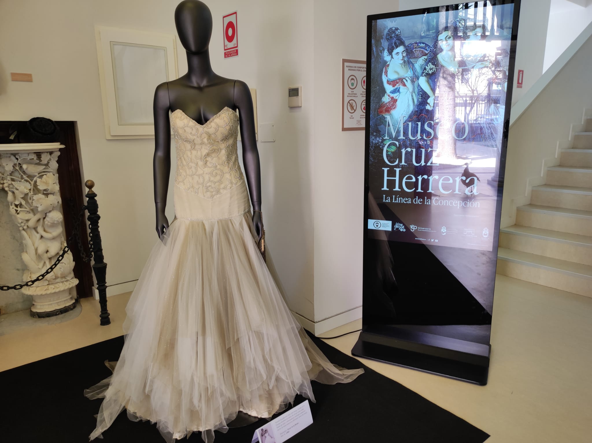 La exposición 'Vísteme: de la alta costura al arte', en imágenes La exposición 'Vísteme: de la alta costura al arte', en imágenes