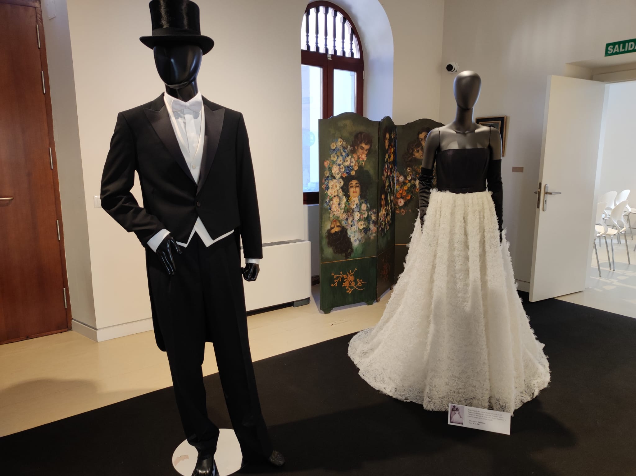 La exposición 'Vísteme: de la alta costura al arte', en imágenes La exposición 'Vísteme: de la alta costura al arte', en imágenes