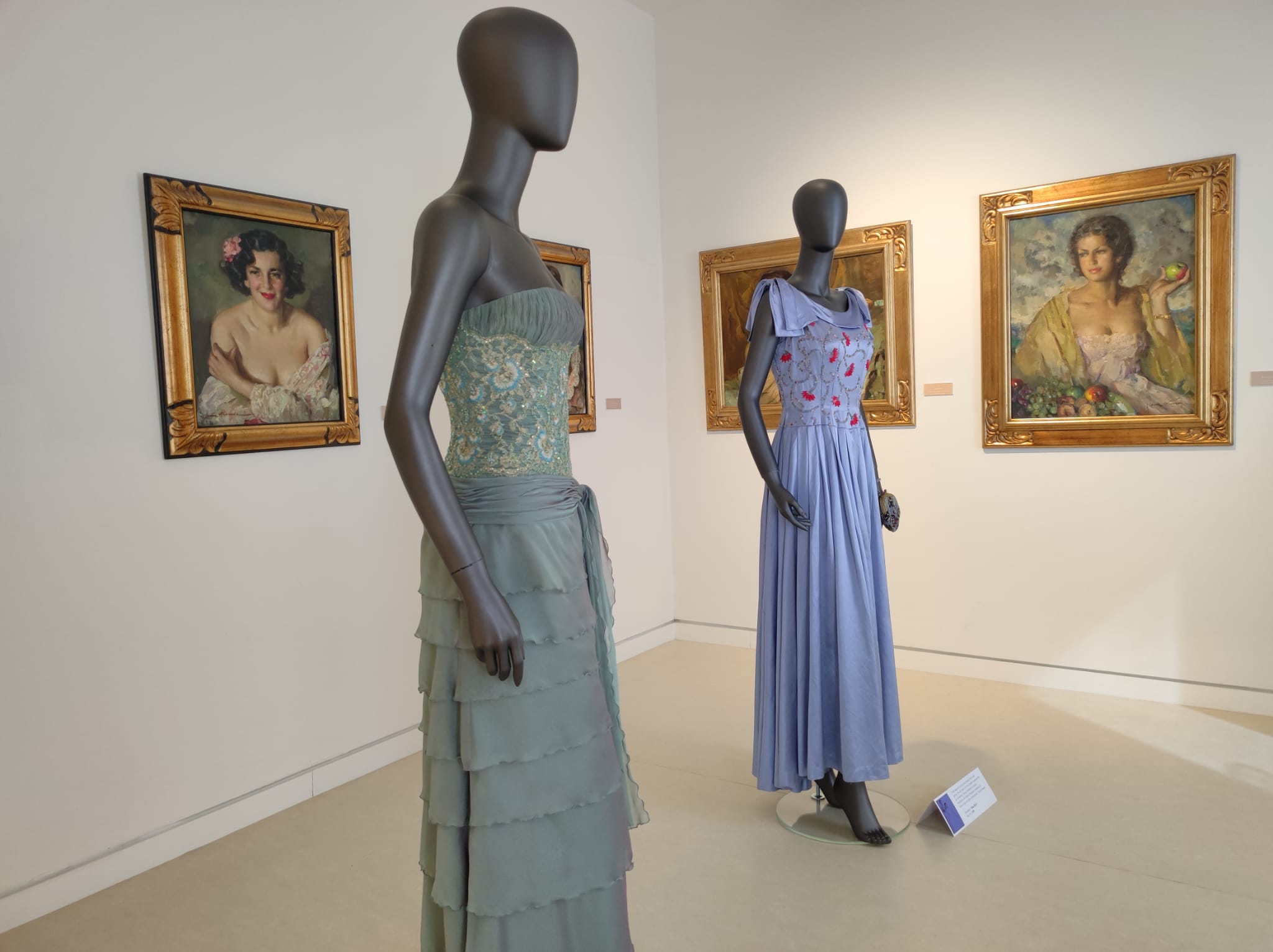La exposición 'Vísteme: de la alta costura al arte', en imágenes La exposición 'Vísteme: de la alta costura al arte', en imágenes