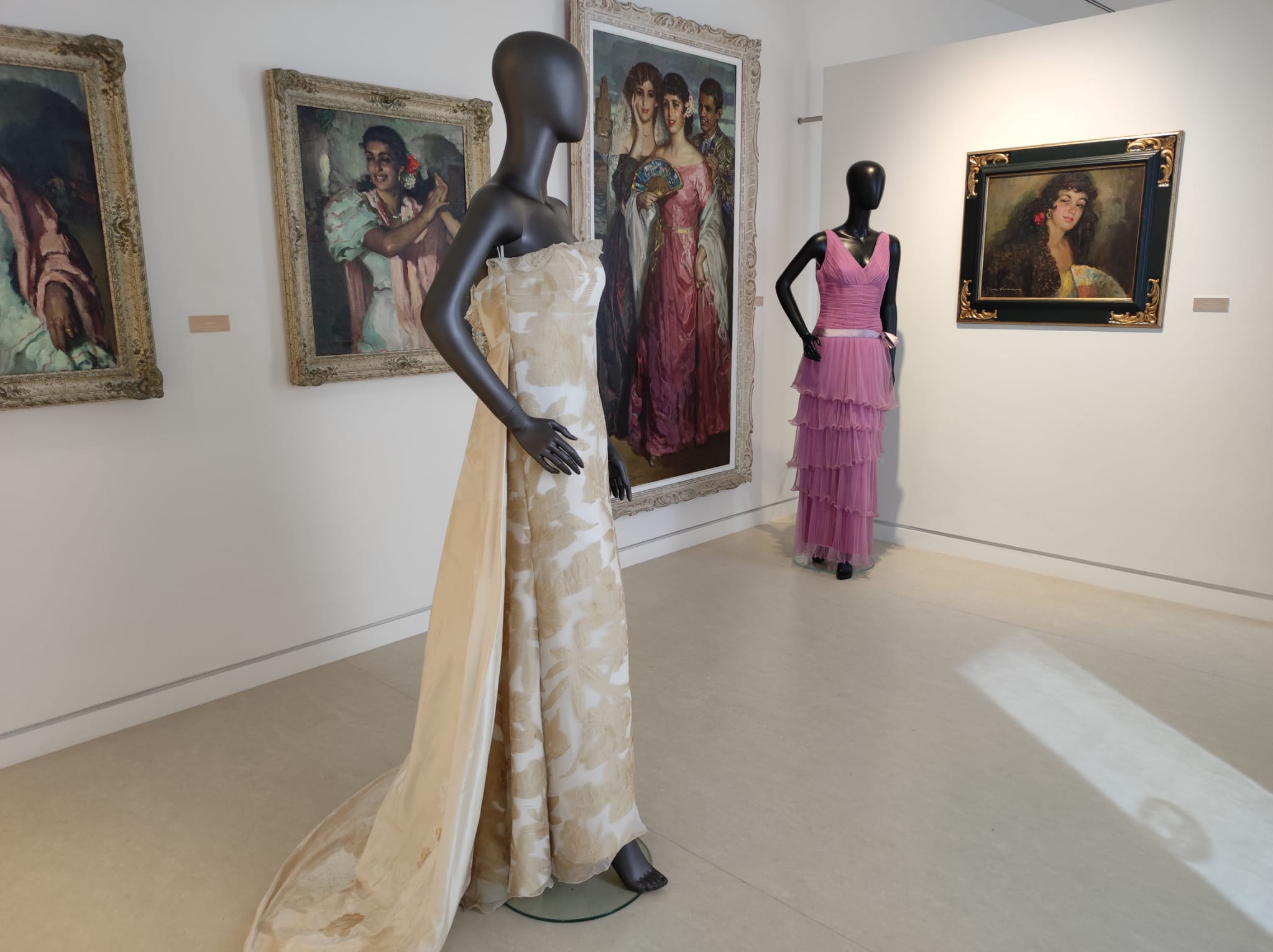 La exposición 'Vísteme: de la alta costura al arte', en imágenes La exposición 'Vísteme: de la alta costura al arte', en imágenes